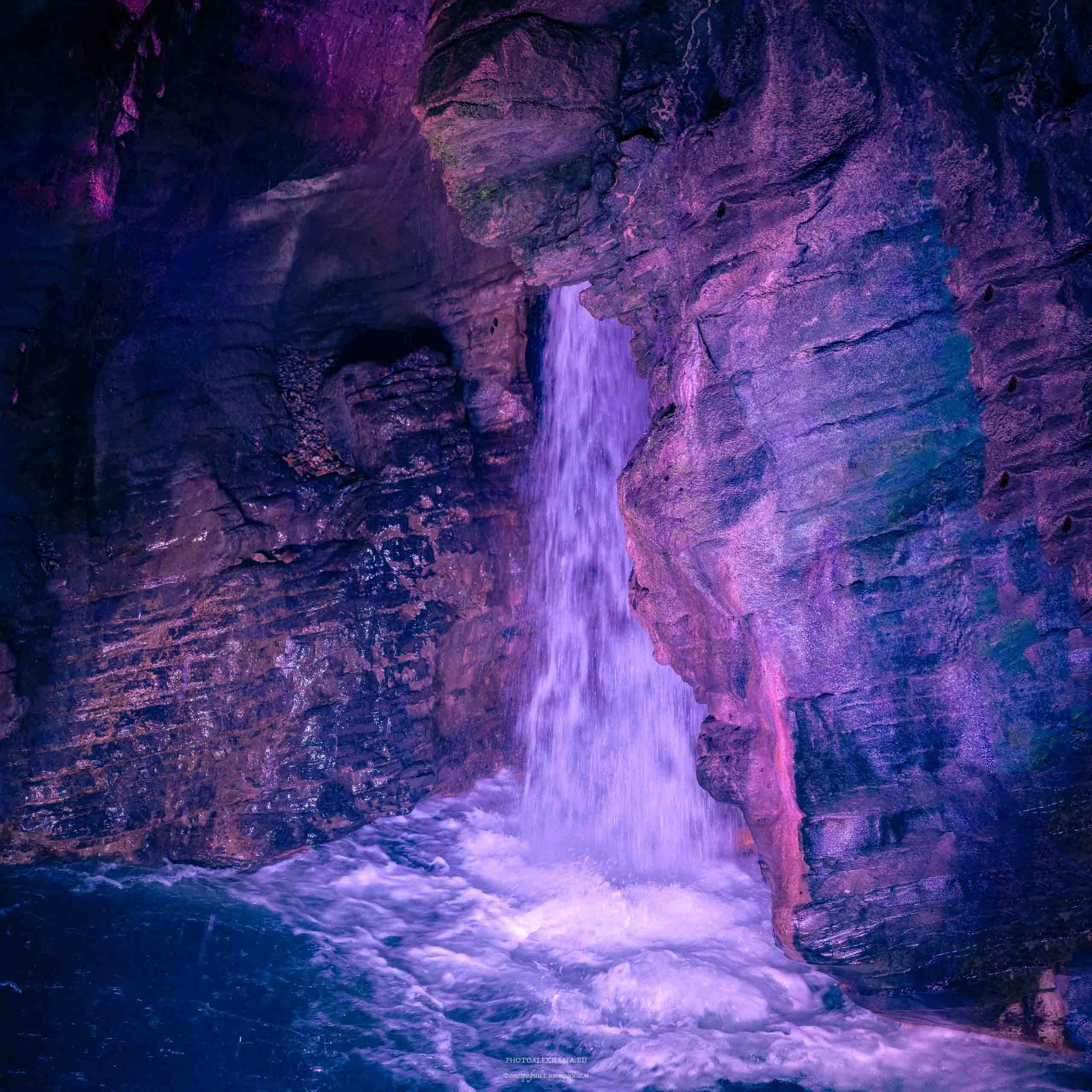 Водопад в гроте. Авторские стильные фотокартины