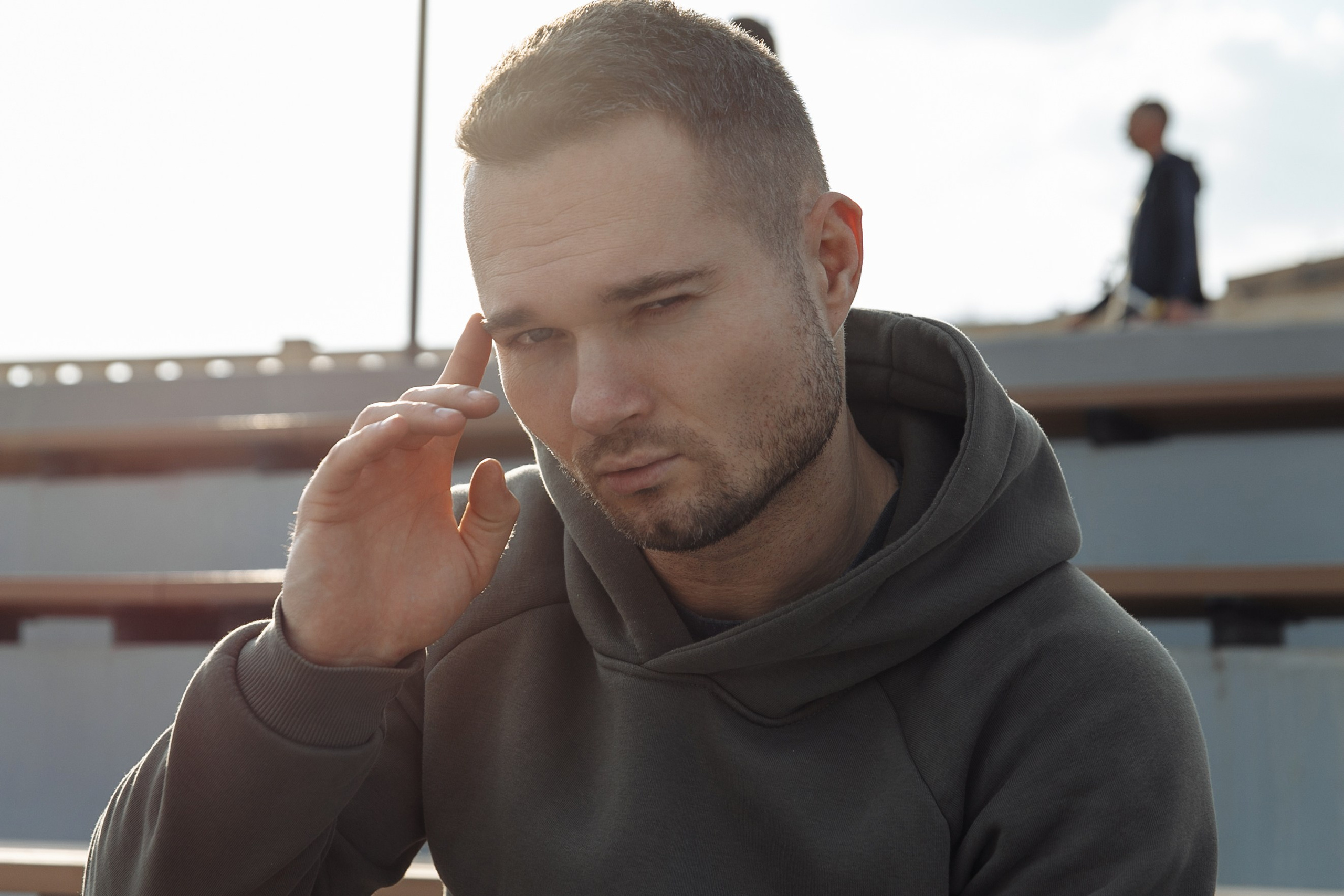 Виктор Попов, человек в футболке супермена. Событийный фотограф Максим Бескоровайновнов