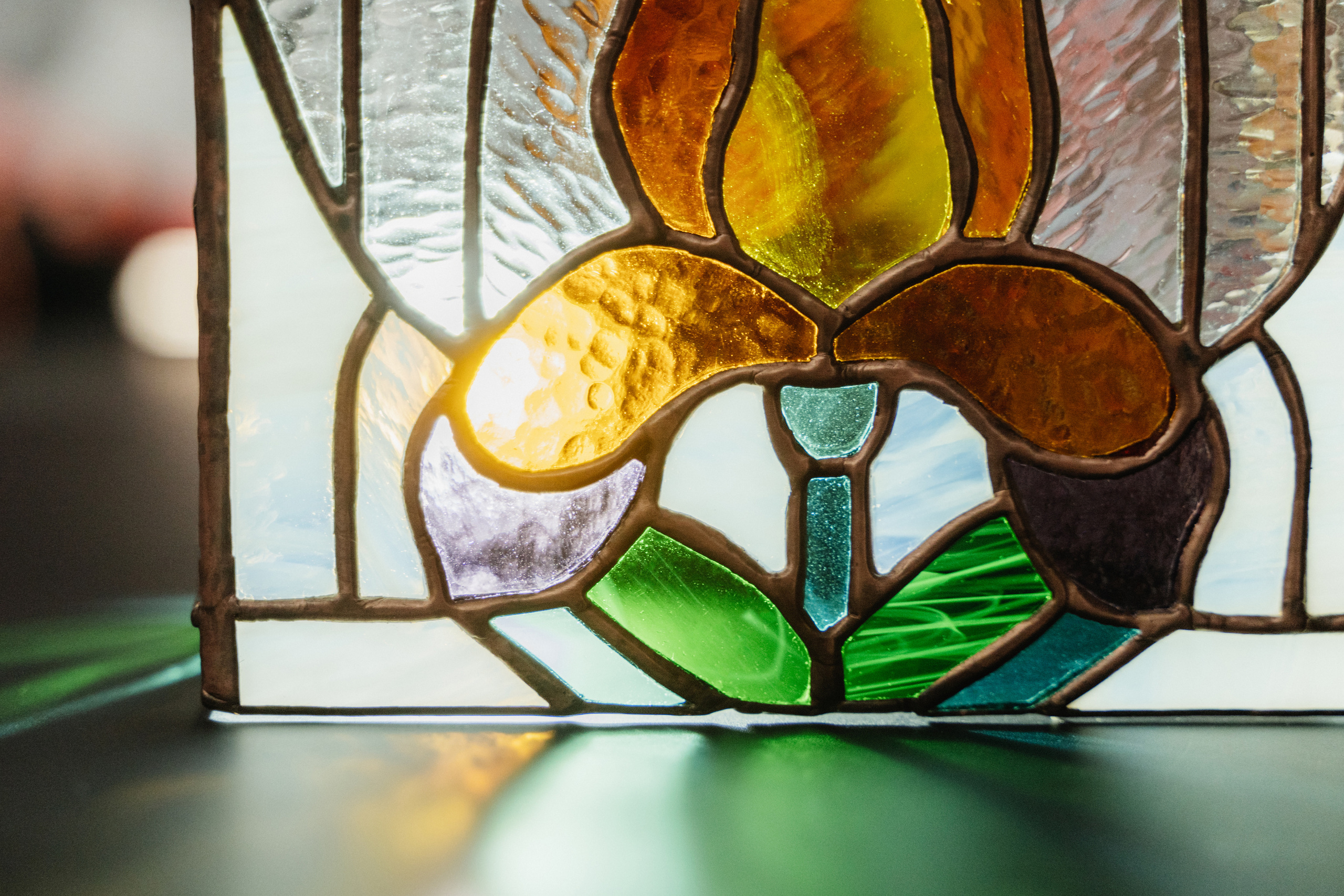 Фрагмент настольного светильника, выполненный в технике классического паянного витража. Крупный план