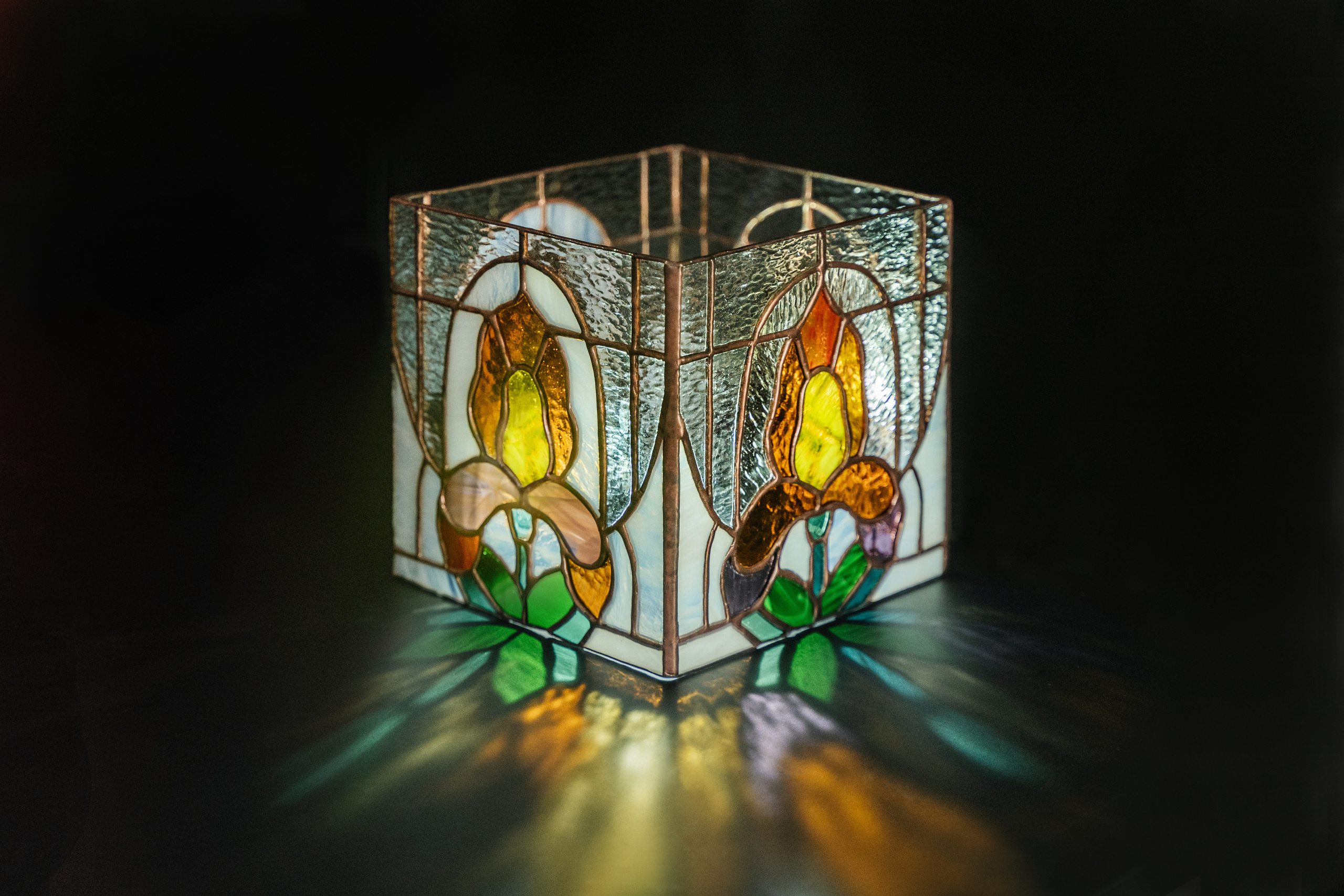 Дизайнерский настольный светильник, выполненный в технике классического паянного витража. 