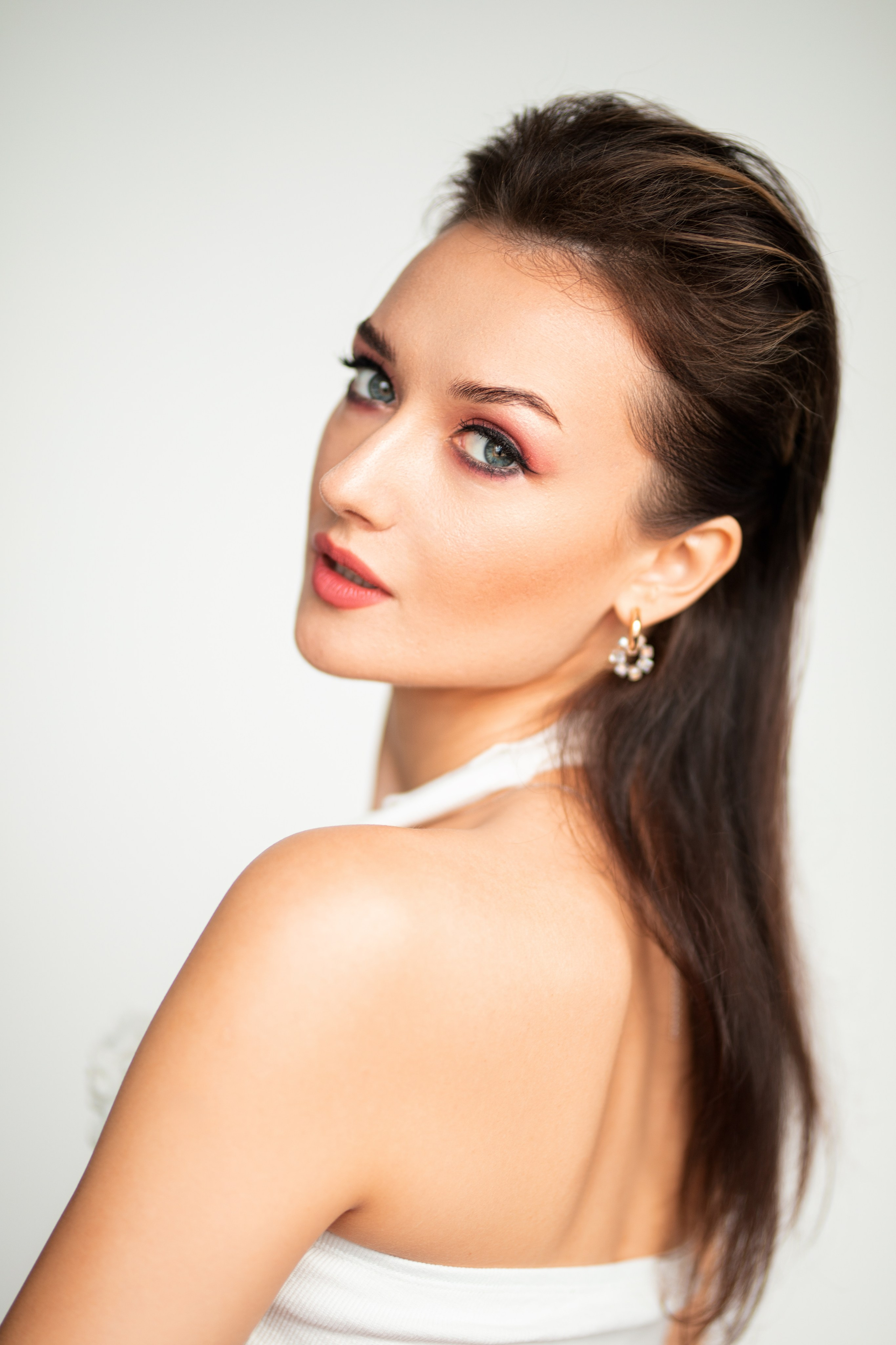 Студийный фотосет с Анастасией в минимальном интерьере в формате для «себя»