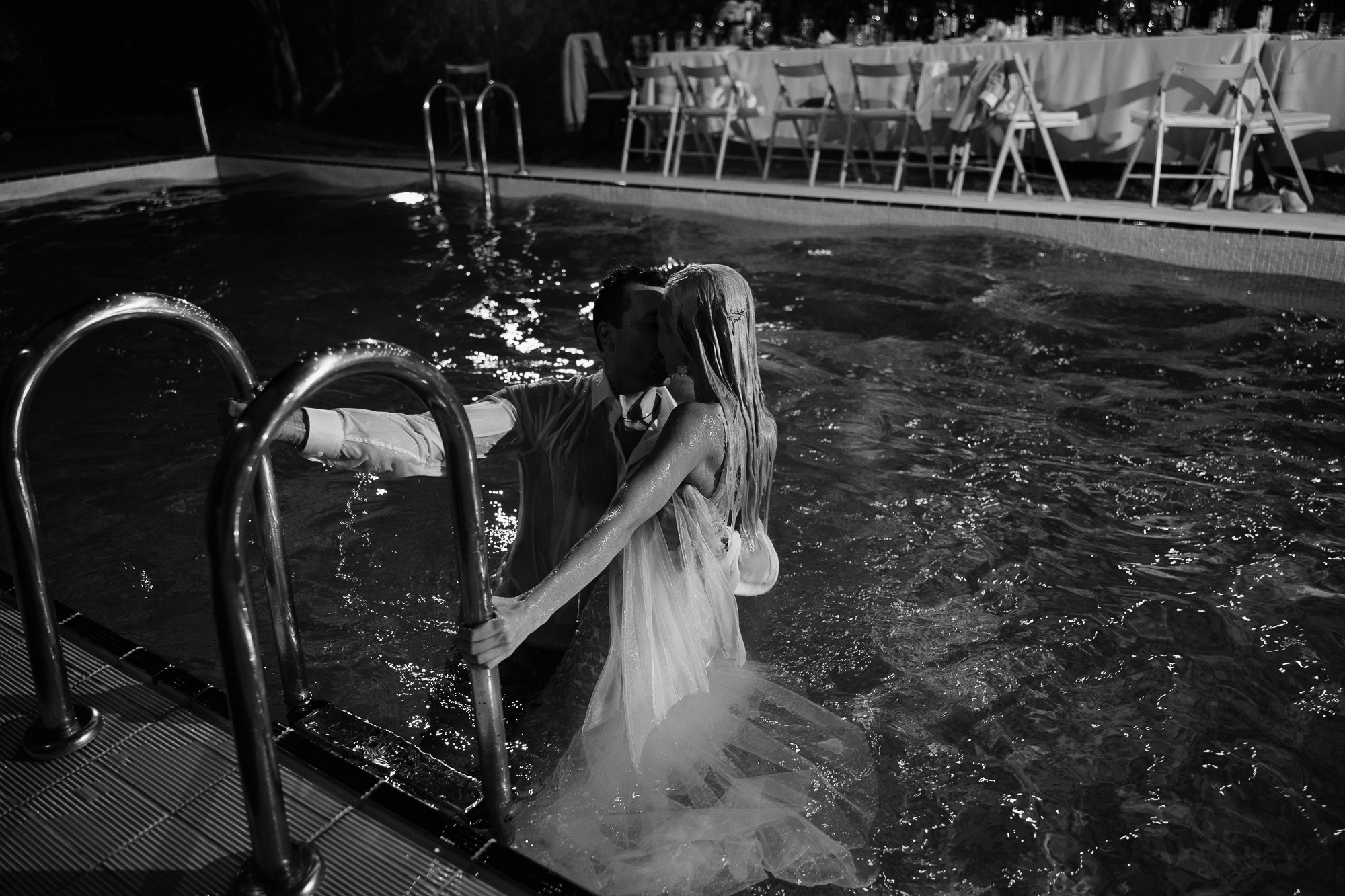 A Fire in the Pool. Hochzeitsfotograf, Familienfotograf Stuttgart, Deutschland. Alex Popov