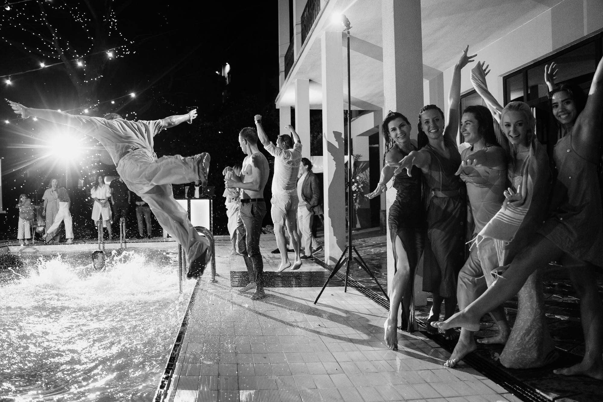 A Fire in the Pool. Hochzeitsfotograf, Familienfotograf Stuttgart, Deutschland. Alex Popov