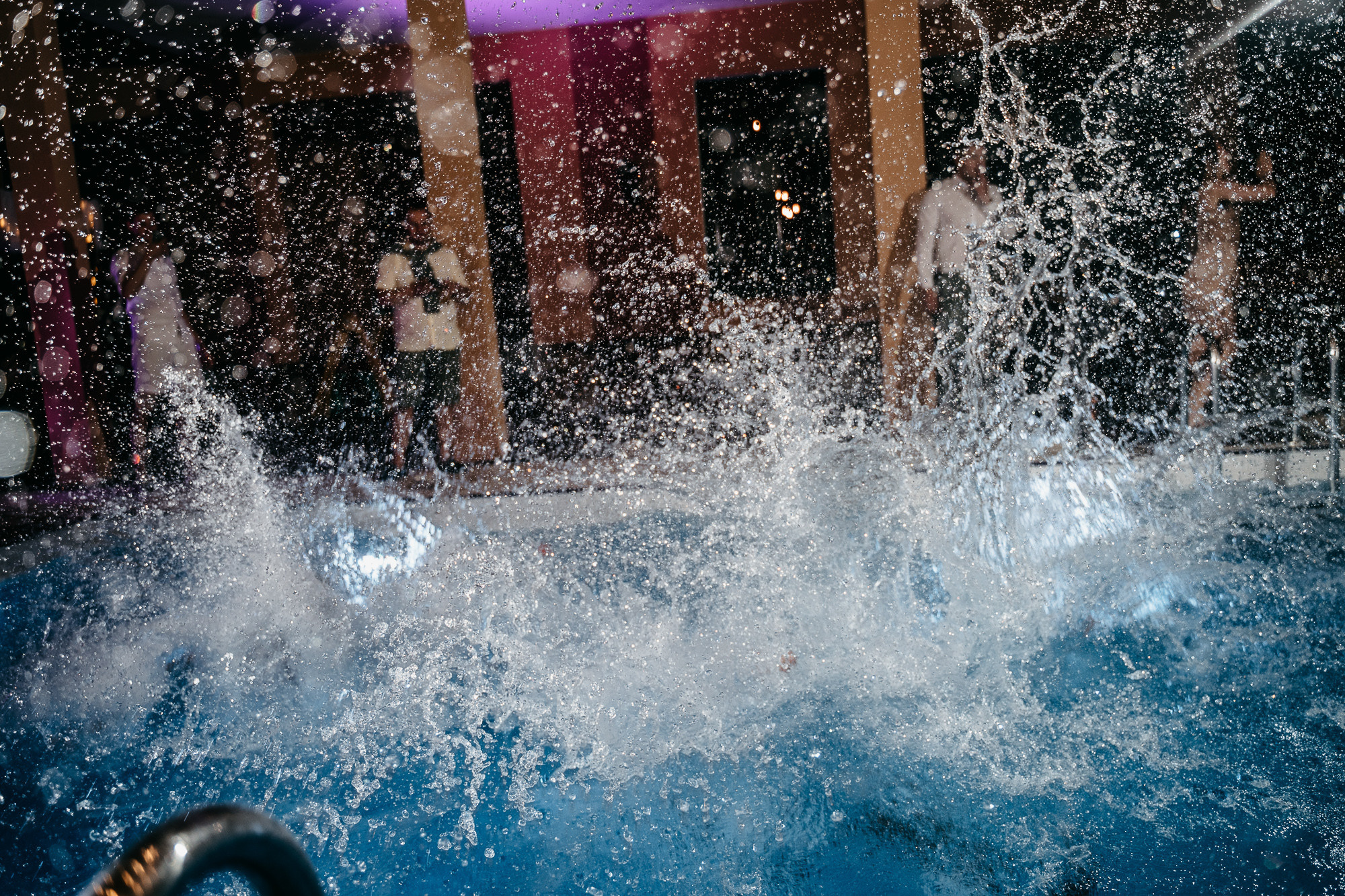 A Fire in the Pool. Hochzeitsfotograf, Familienfotograf Stuttgart, Deutschland. Alex Popov