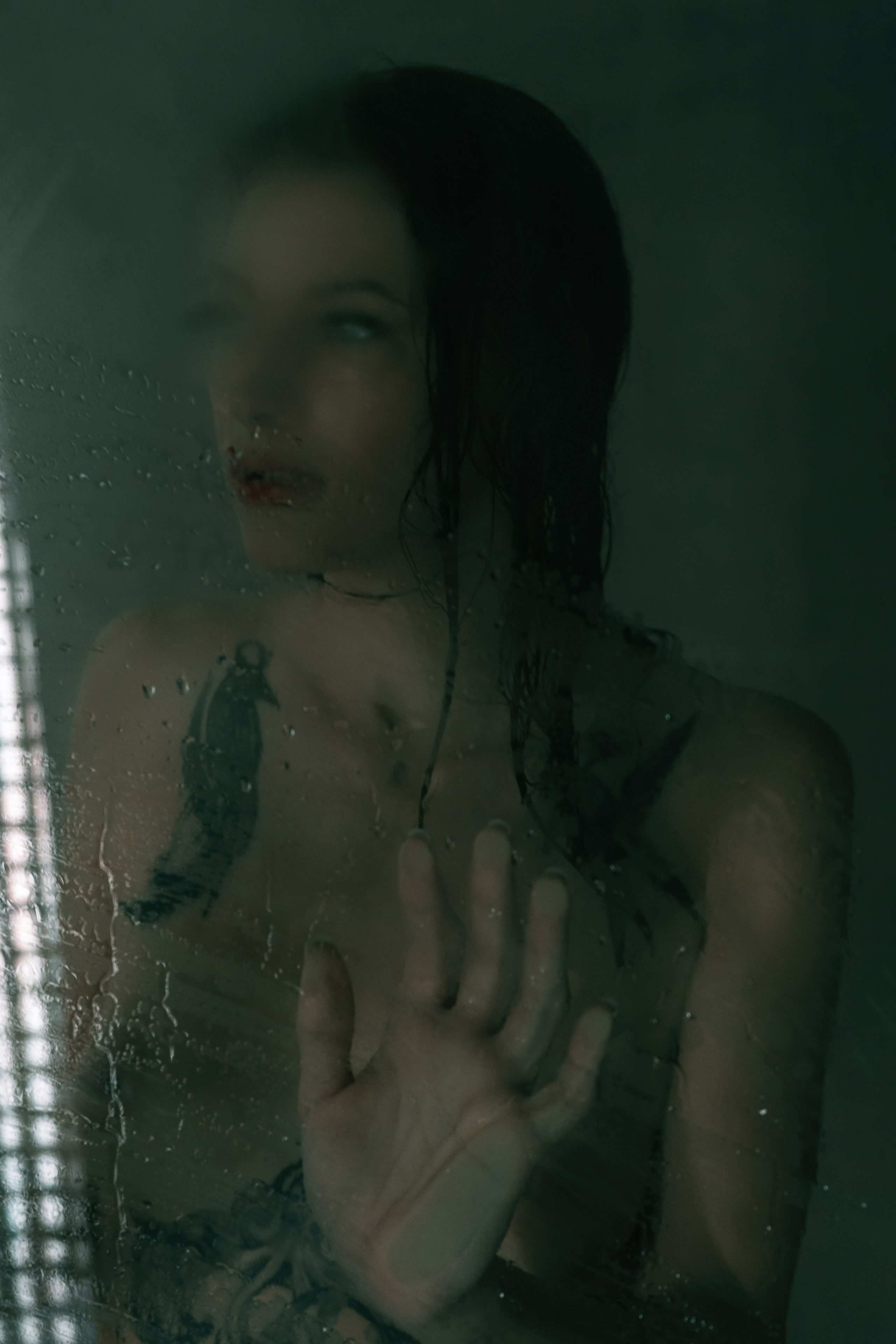 Девушка за стеклом. Фотосессия в душе, Хабаровск.