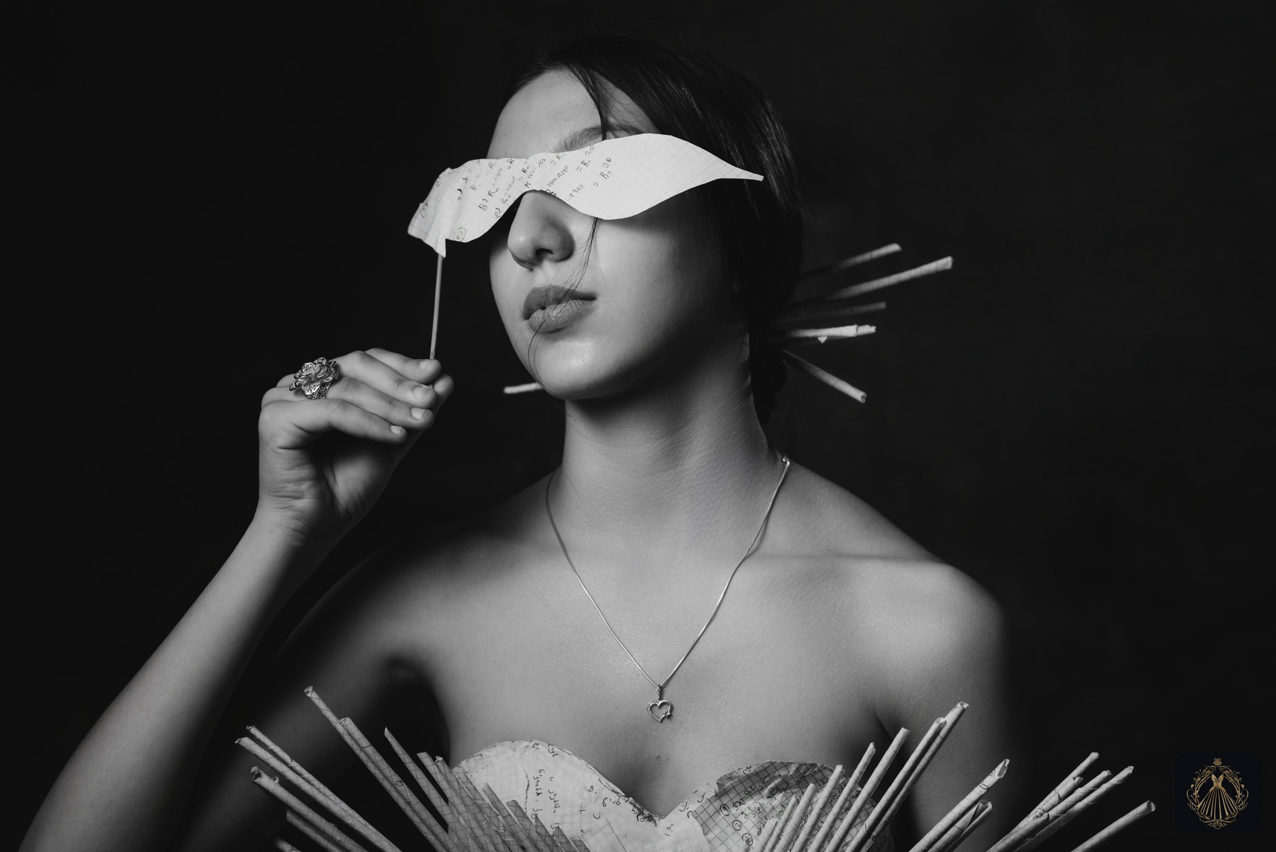 Бумажное платье. Портретный фотограф Денис Милютин