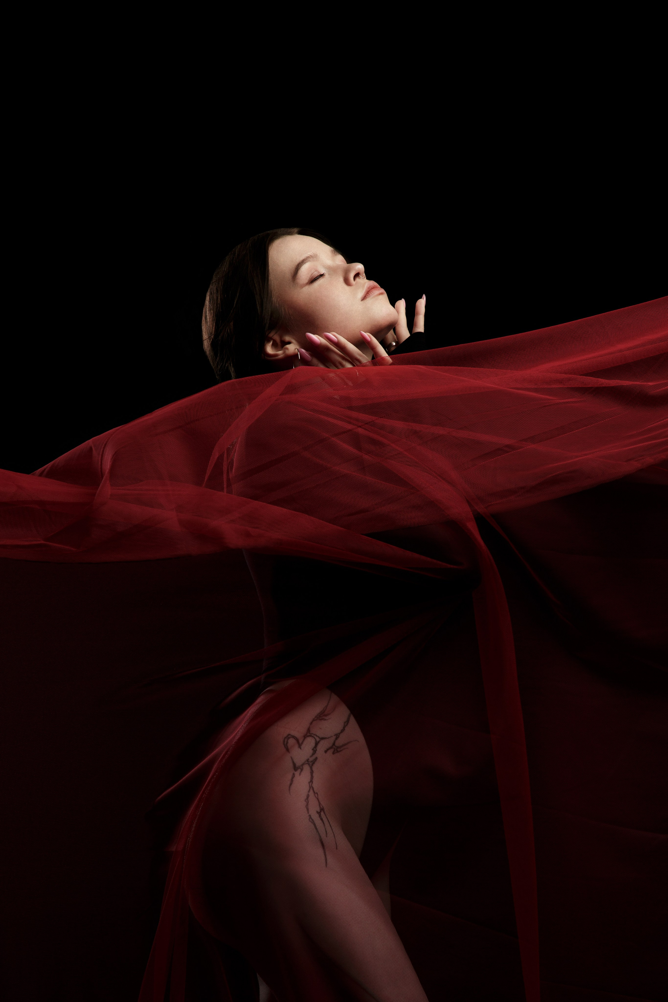 Фотосессия с красной тканью для Алены