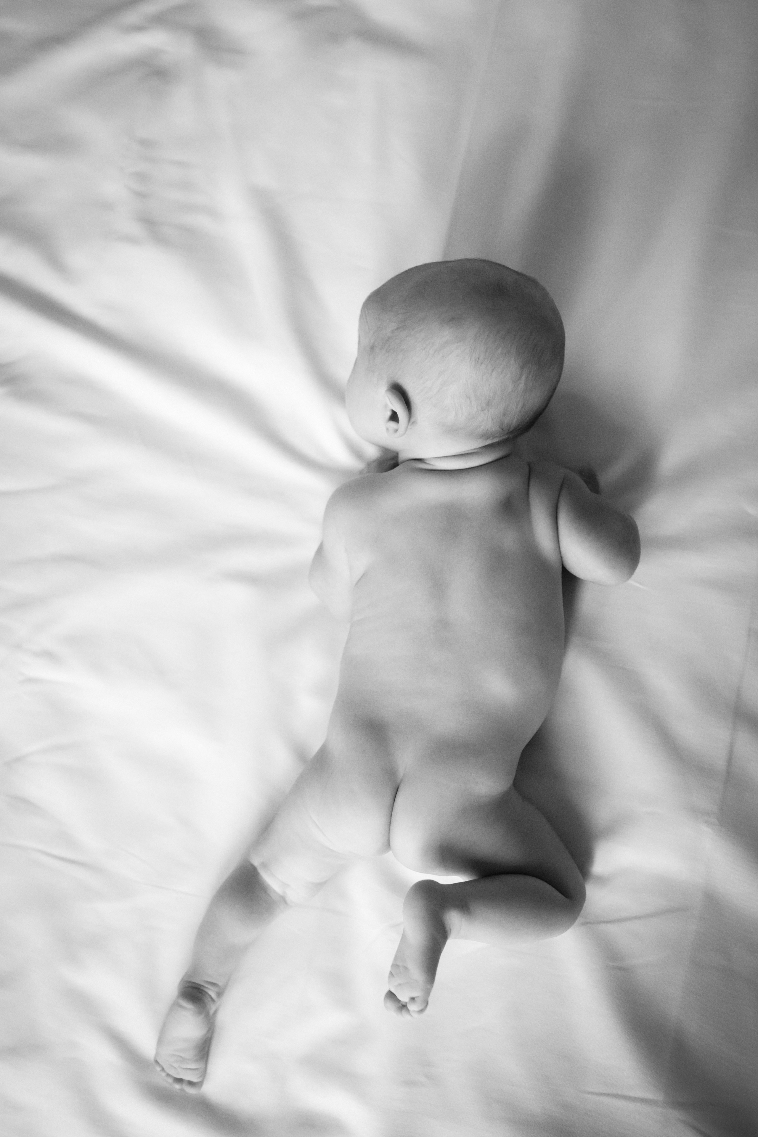 Черно-белая съемка новорожденной. Фотографы в Москве Светлана Устинова и Сергей Грачев