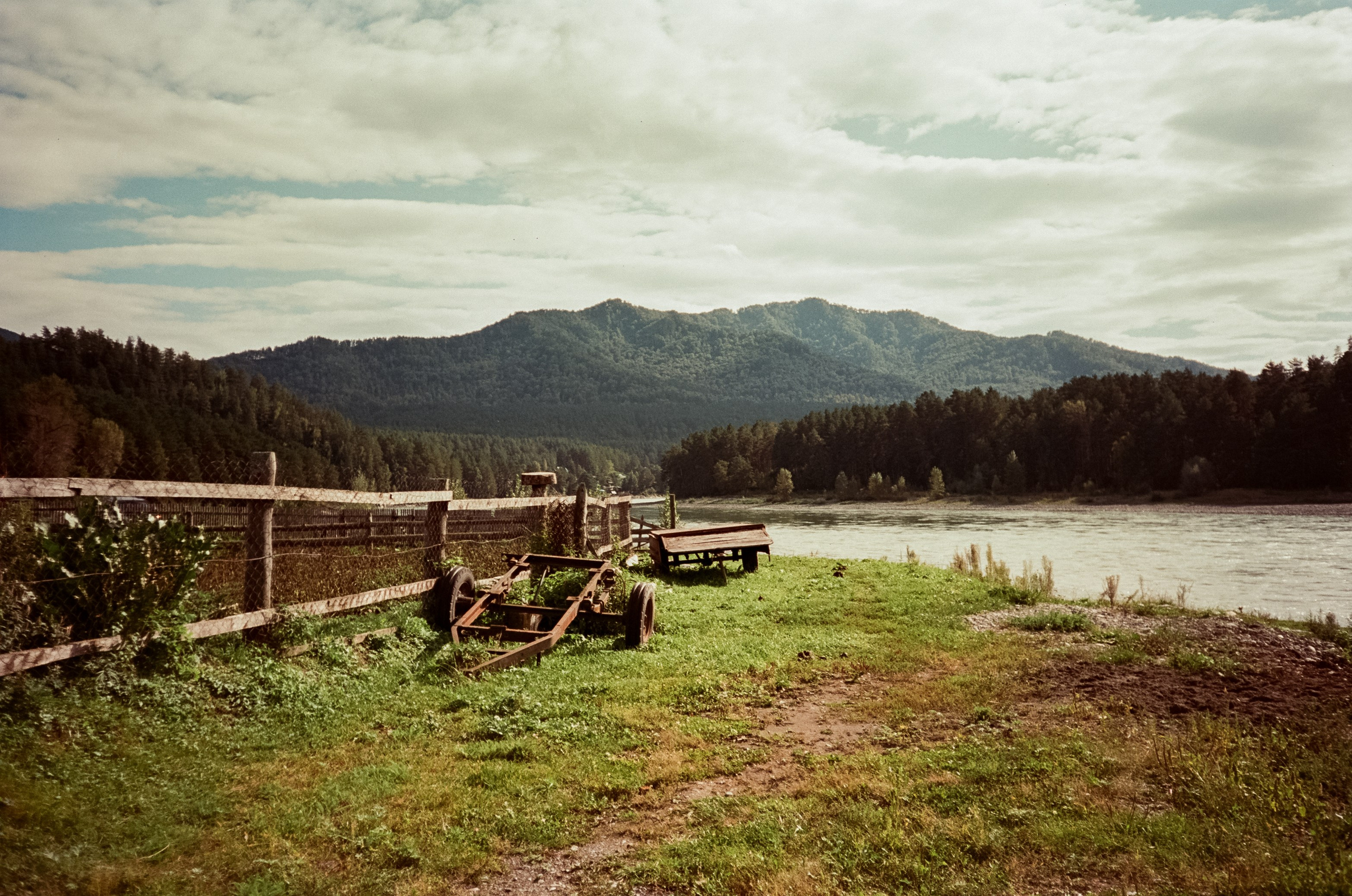 Село Черга в Верхах Алтая. Лошадки в Манжероке и панорамы Катуни. Фотограф-документалист Мария Осокина