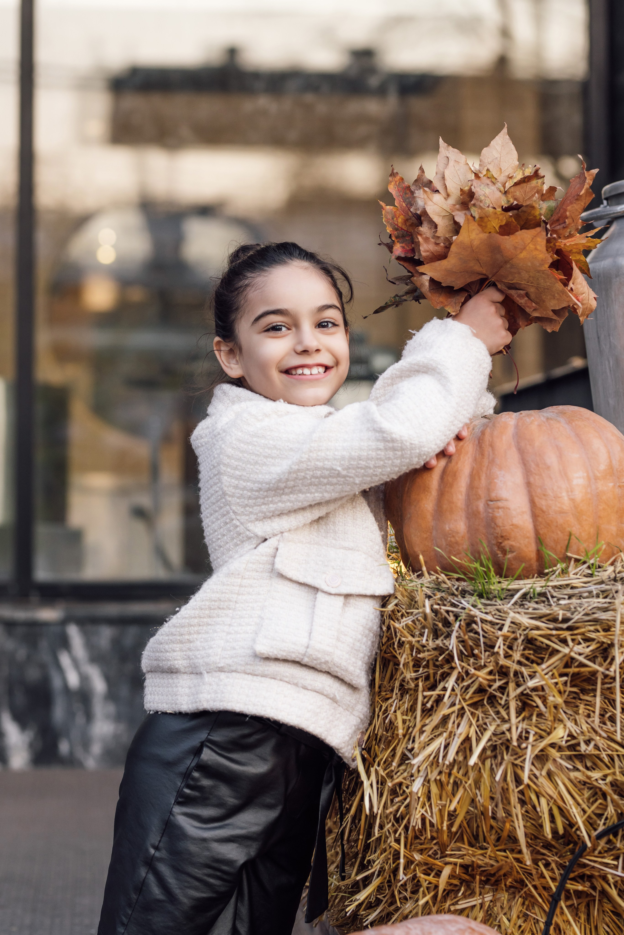 Мама и дочь, осенняя городская прогулка. Фотохудожник Наталия Кирсанова