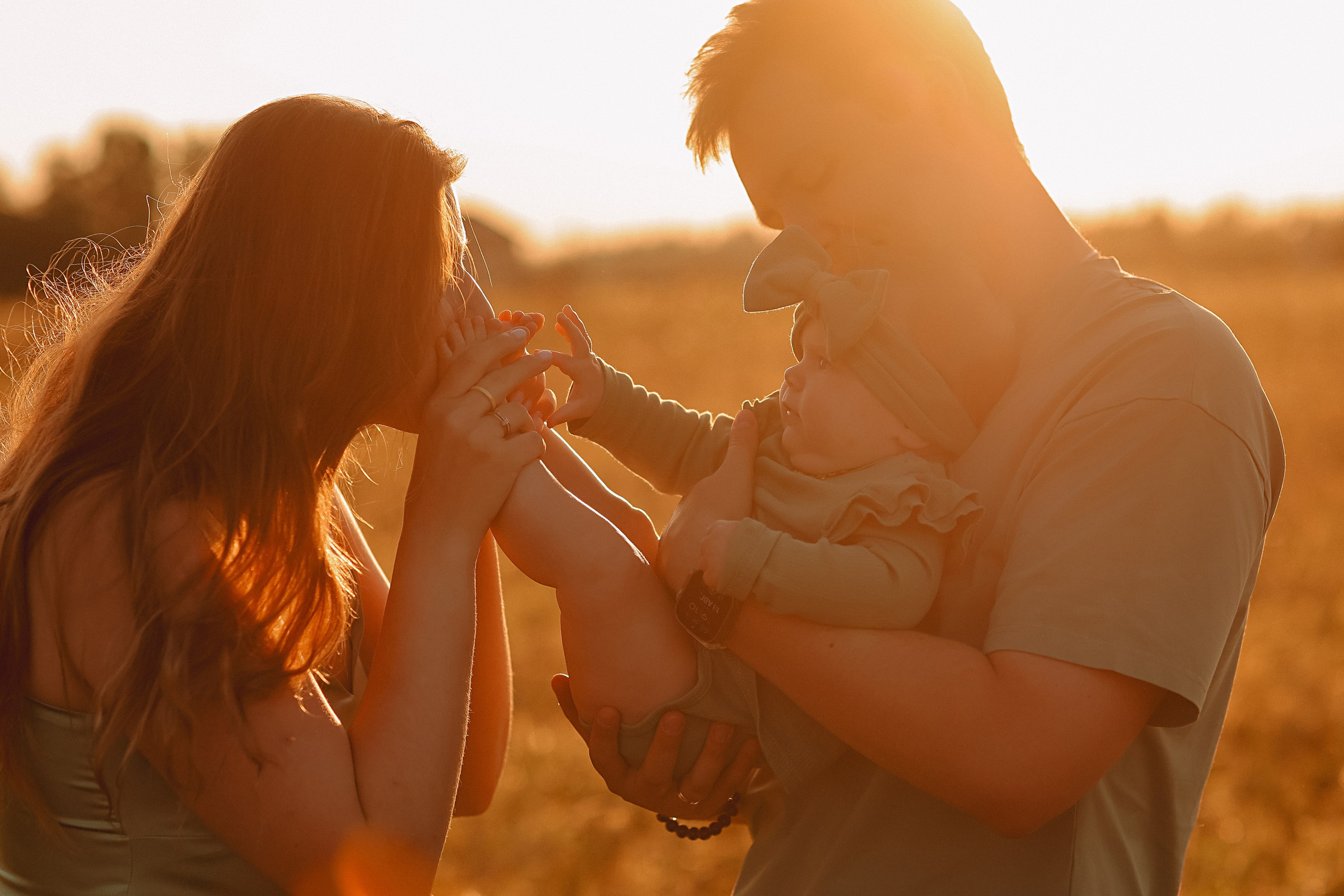 Закатное поле семейная. Семейный фотограф Тюмень, фотограф на роды Салмина Мария