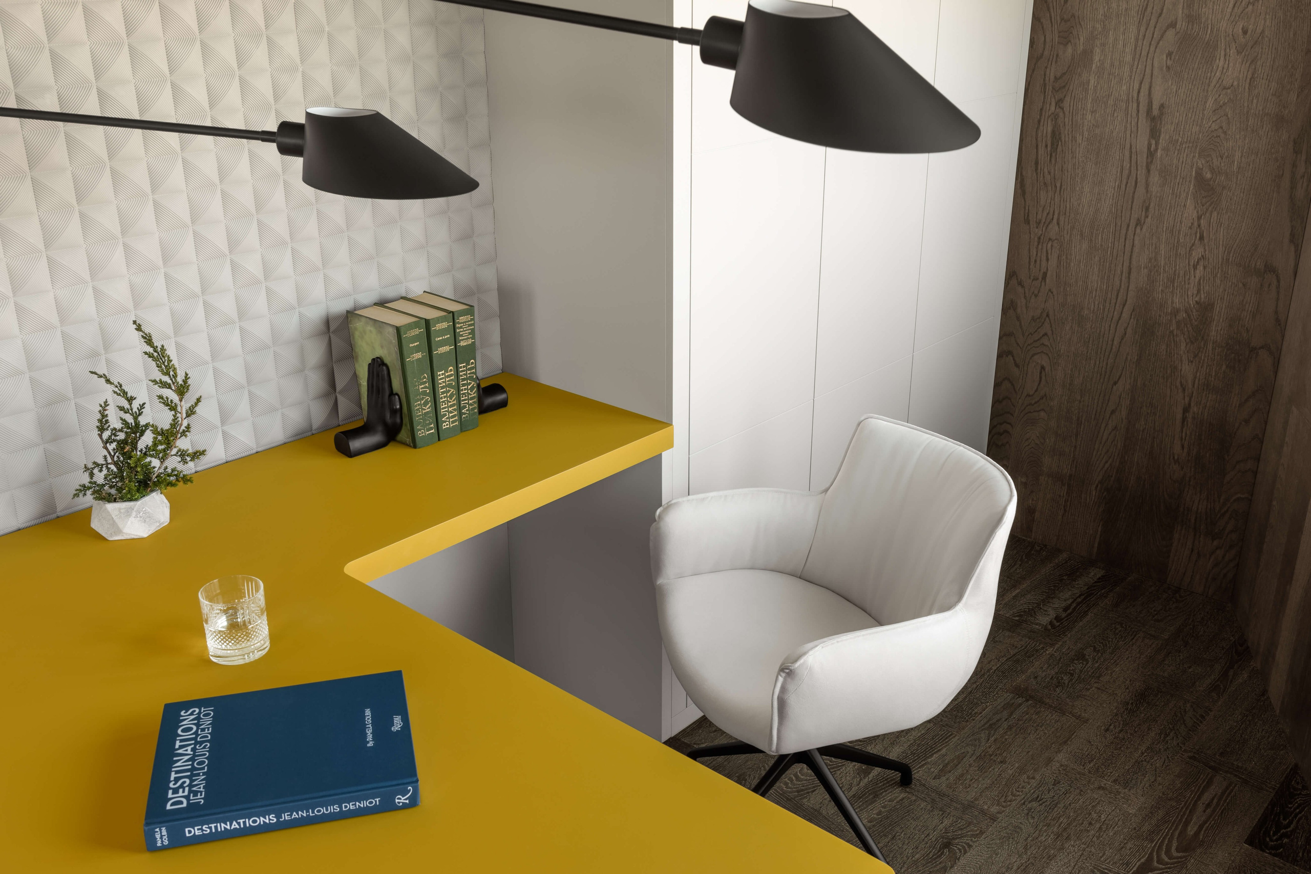 Кабинет в ЖК «Времена года» — рабочая зона с жёлтой столешницей, креслом Cassina и книжными аксессуарами.