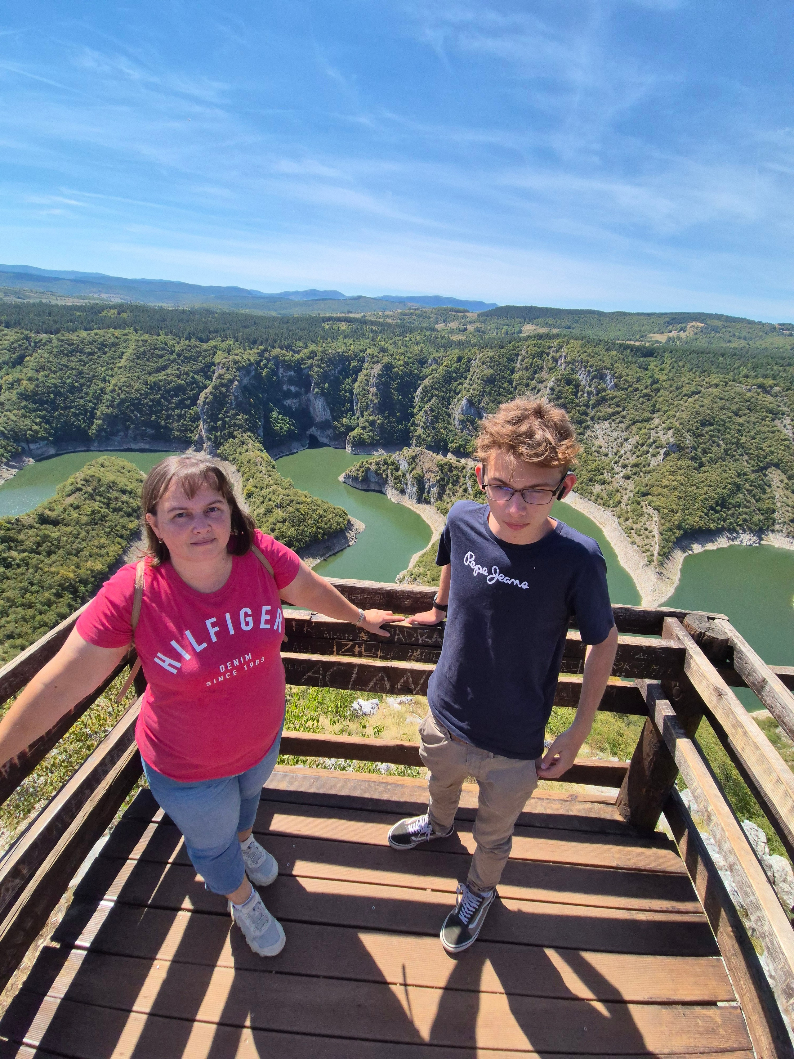 Река петляет меж гор, создавая потрясающие виды, сравнимые с каньонами Америки или фьордами Норвегии