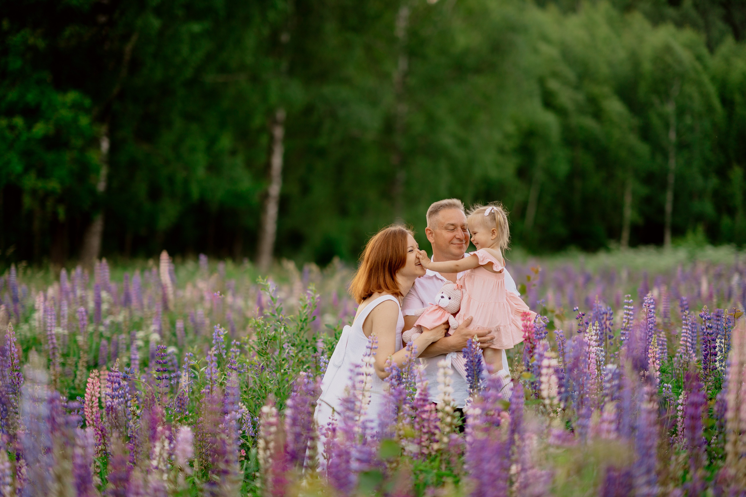 Фотосессия в люпинах. Анюта с мамой и папой. Семейный и детский фотограф в Сергиев Посаде, Хотьково Якимчук Любовь