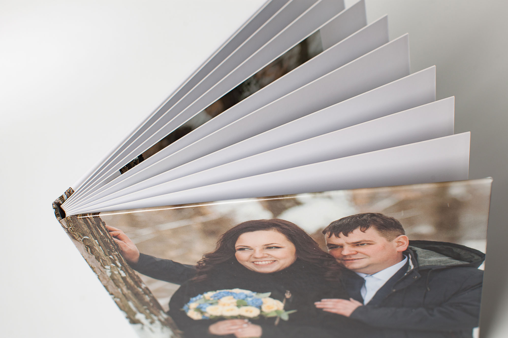 Свадебный альбом с фотообложкой, на которой зимняя свадебная фотография.