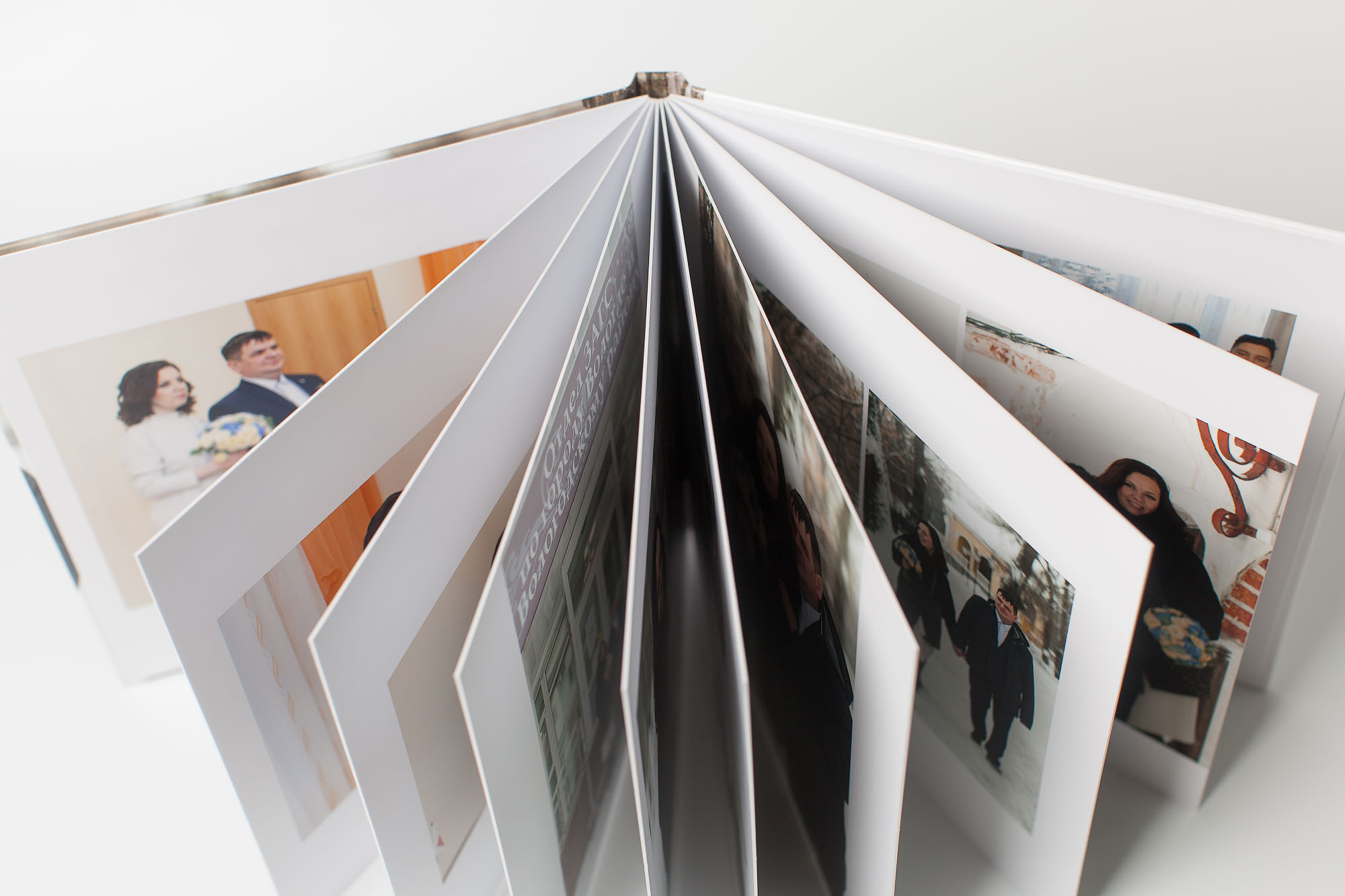 Демонстрация плотных страниц  свадебной фотокниги.