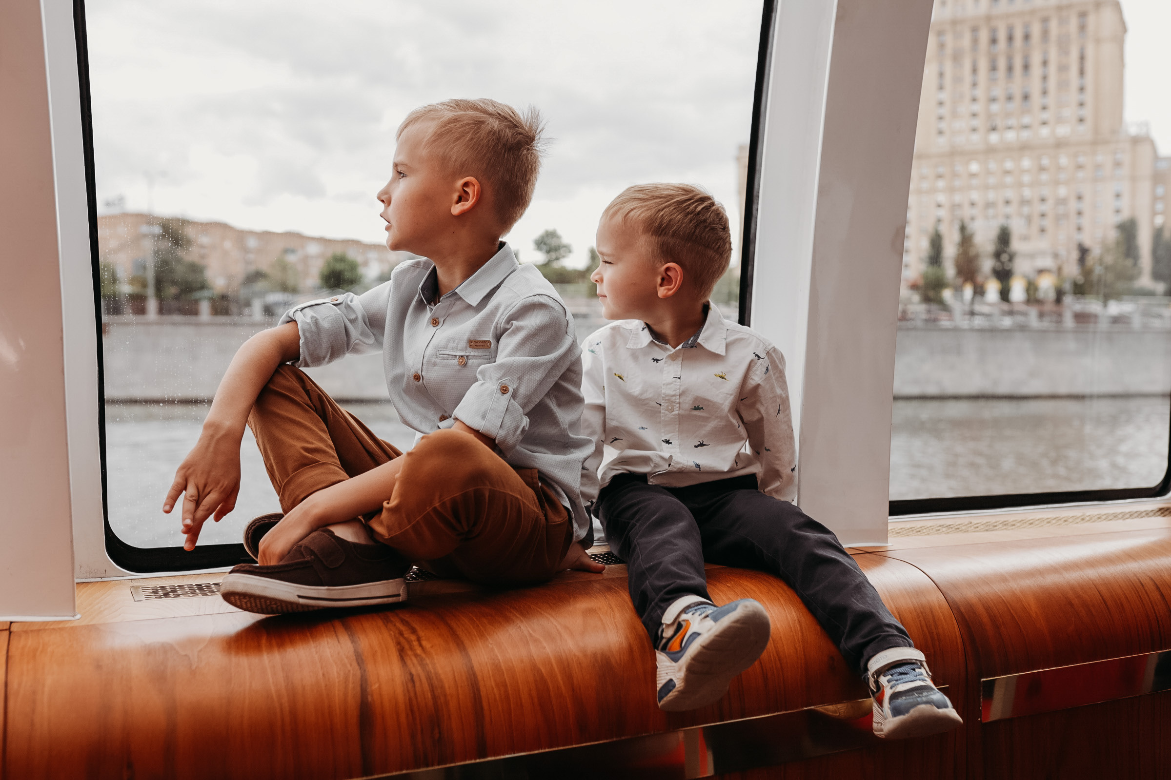 Лизе годик, на кораблике. Семейный фотограф Москва