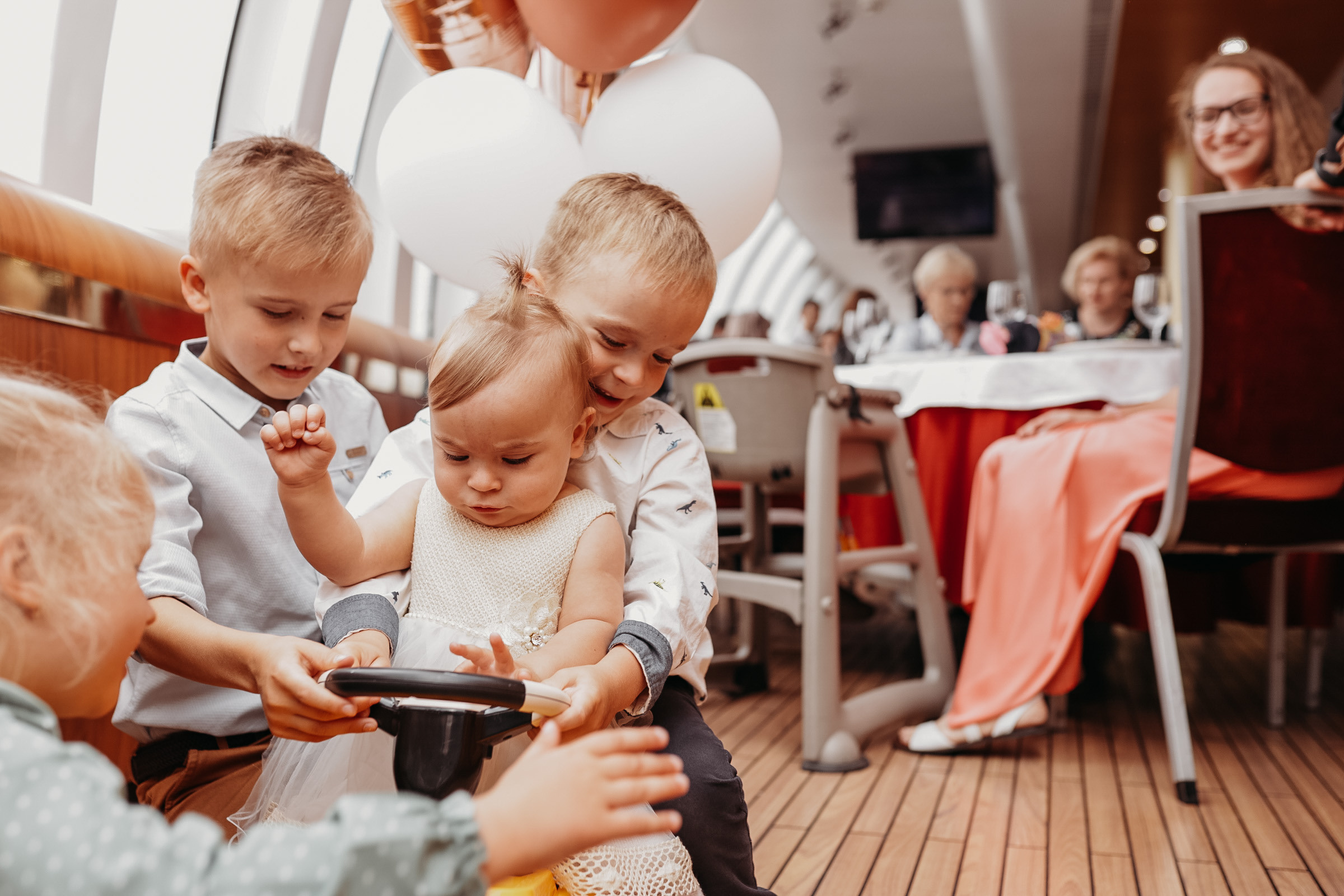 Лизе годик, на кораблике. Семейный фотограф Москва