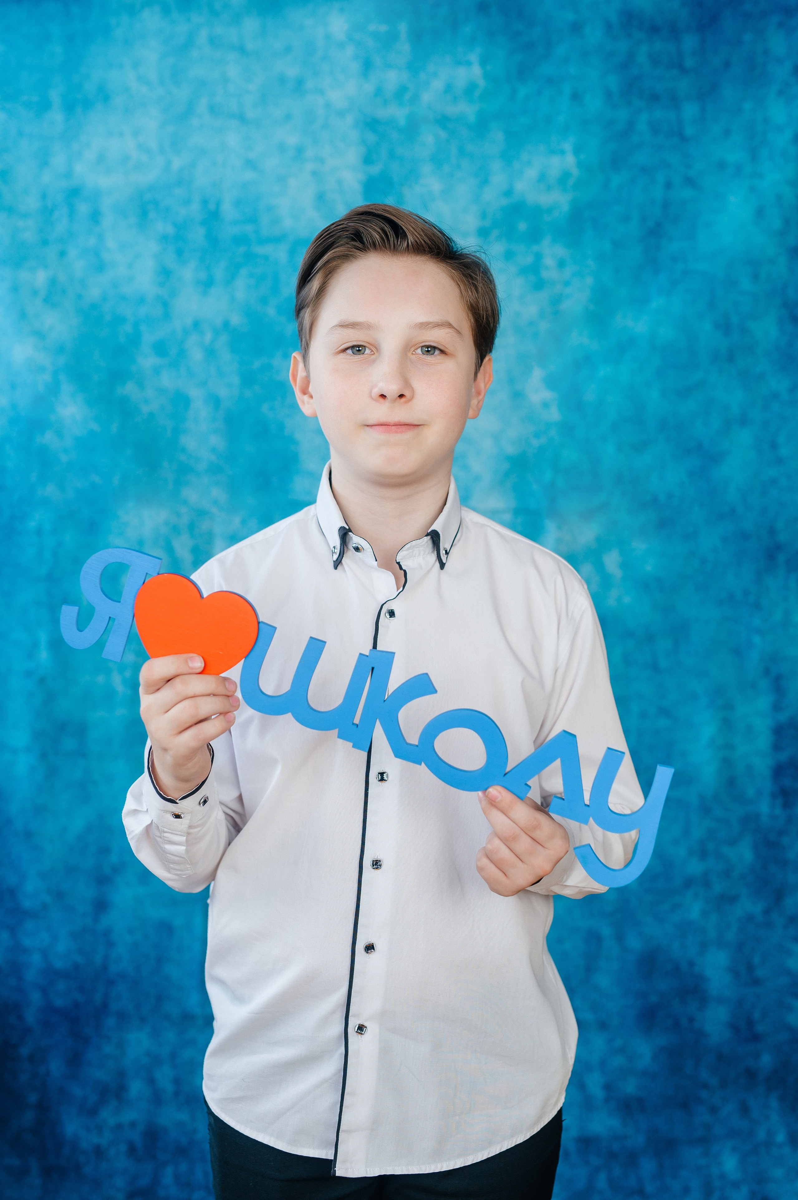 Портреты на голубом фоне. Семейный фотограф в Барнауле