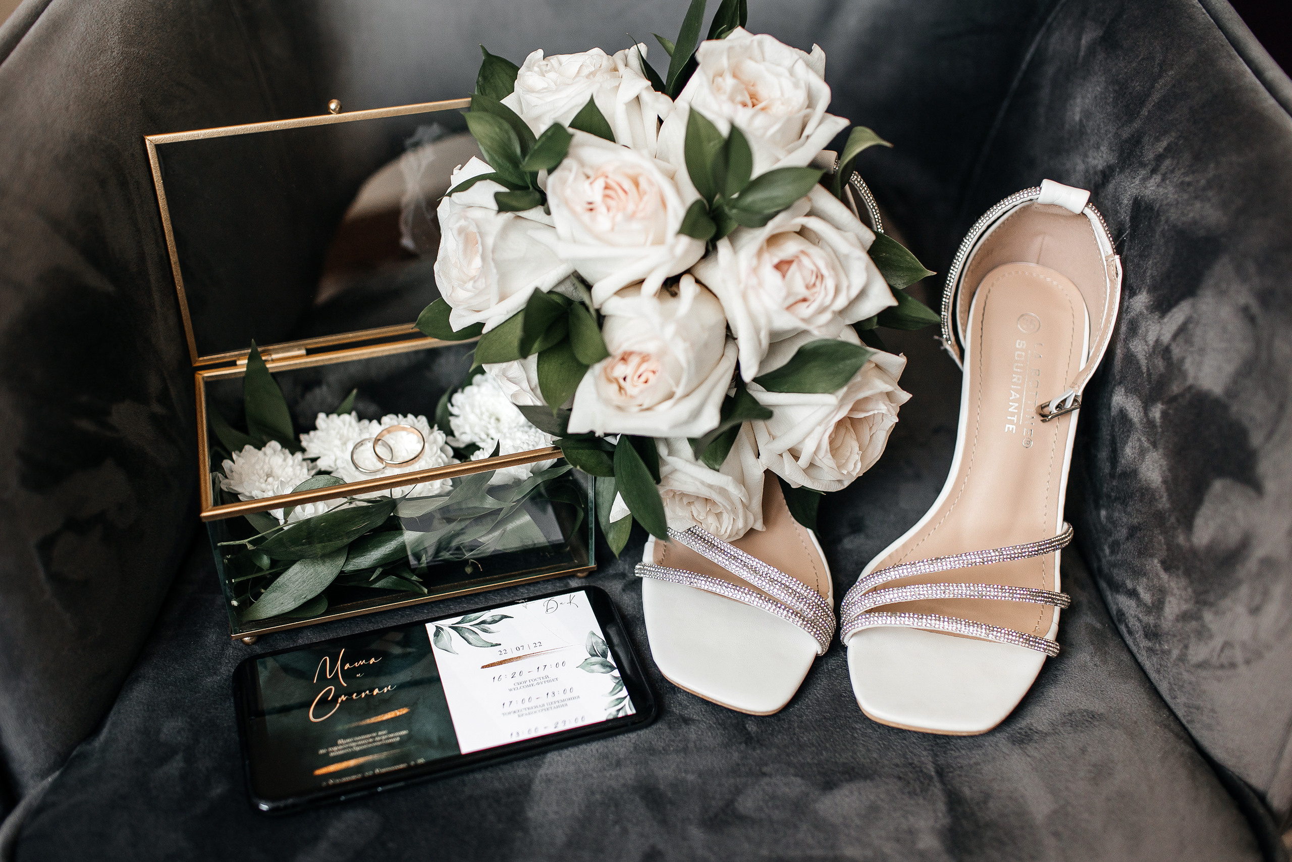 Здравствуйте! Я&nbsp;свадебный фотограф из&nbsp;Ульяновска, работаю в&nbsp;том числе по&nbsp;всей России и&nbsp;с&nbsp;выездом за&nbsp;границу. Снимаю свадьбы, lovestory, корпоративы, светский репортаж. Провожу обучение по&nbsp;фотографии, мастер-классы и&nbsp;воркшопы для других фотографов.