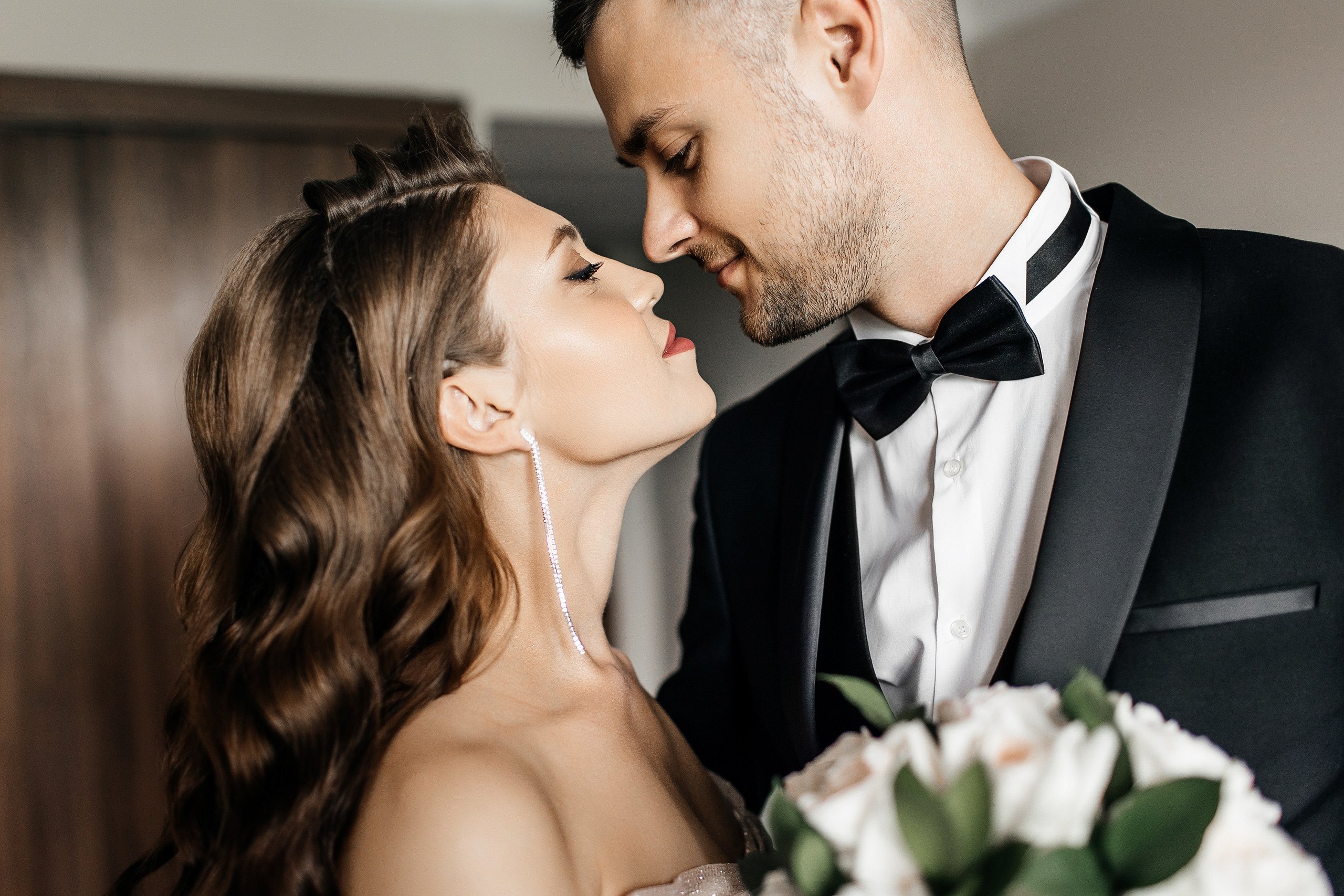 Здравствуйте! Я&nbsp;свадебный фотограф из&nbsp;Ульяновска, работаю в&nbsp;том числе по&nbsp;всей России и&nbsp;с&nbsp;выездом за&nbsp;границу. Снимаю свадьбы, lovestory, корпоративы, светский репортаж. Провожу обучение по&nbsp;фотографии, мастер-классы и&nbsp;воркшопы для других фотографов.