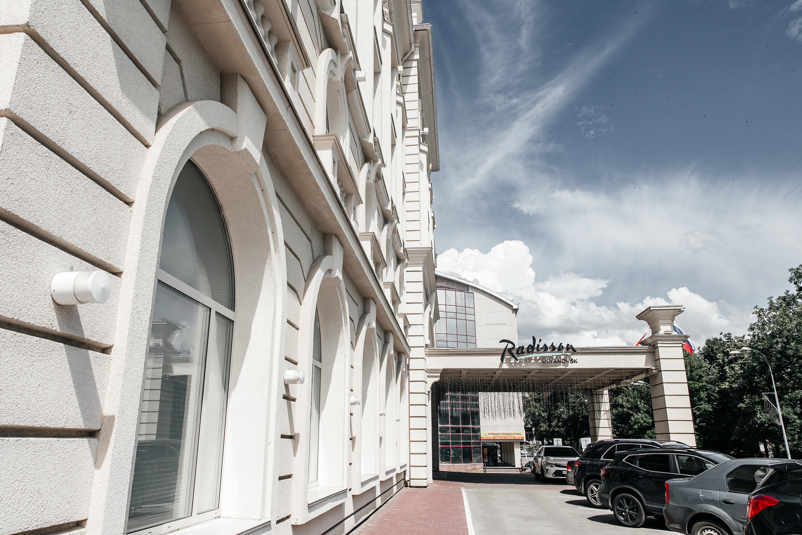 Здравствуйте! Я&nbsp;свадебный фотограф из&nbsp;Ульяновска, работаю в&nbsp;том числе по&nbsp;всей России и&nbsp;с&nbsp;выездом за&nbsp;границу. Снимаю свадьбы, lovestory, корпоративы, светский репортаж. Провожу обучение по&nbsp;фотографии, мастер-классы и&nbsp;воркшопы для других фотографов.