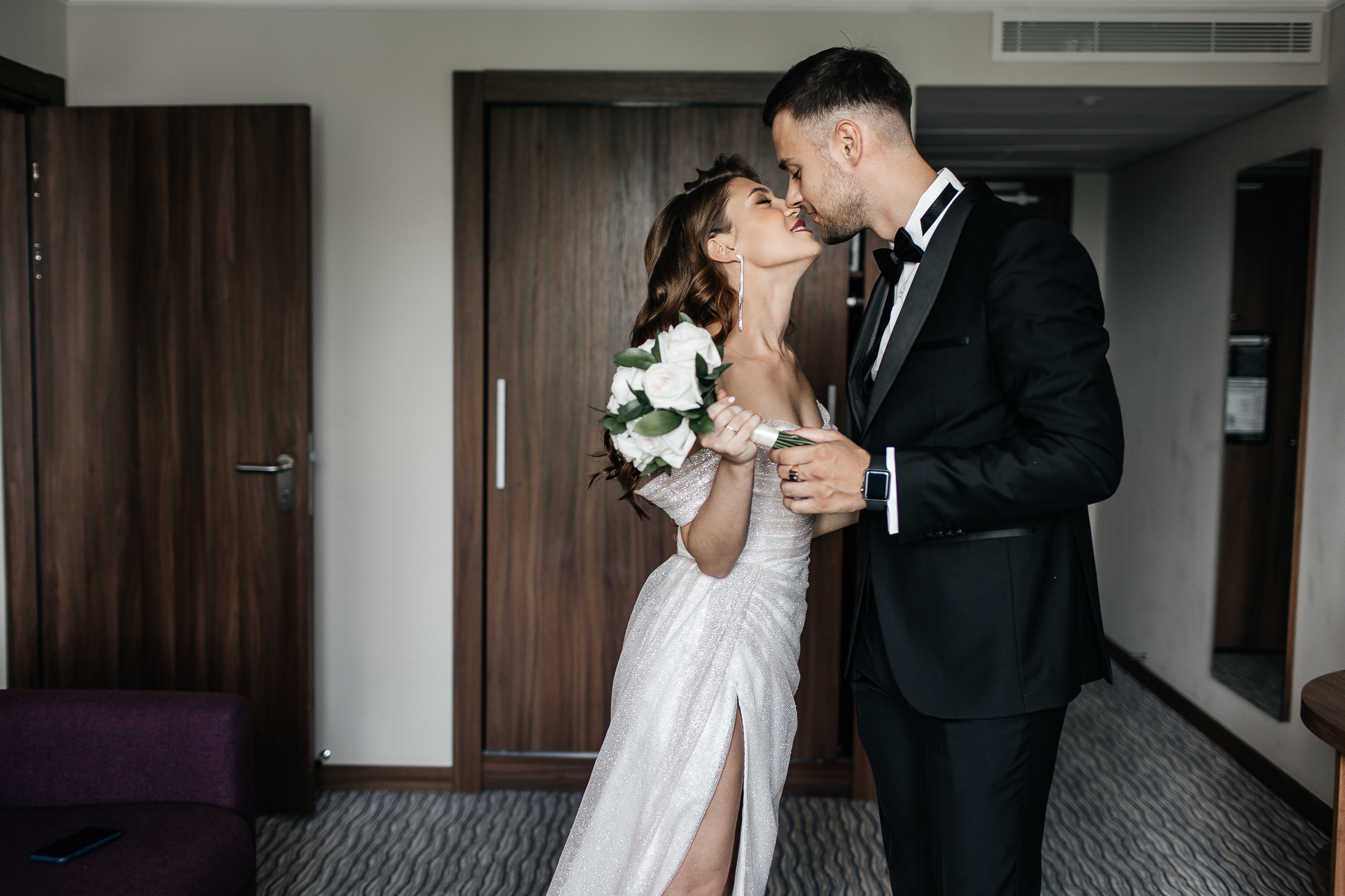 Здравствуйте! Я&nbsp;свадебный фотограф из&nbsp;Ульяновска, работаю в&nbsp;том числе по&nbsp;всей России и&nbsp;с&nbsp;выездом за&nbsp;границу. Снимаю свадьбы, lovestory, корпоративы, светский репортаж. Провожу обучение по&nbsp;фотографии, мастер-классы и&nbsp;воркшопы для других фотографов.