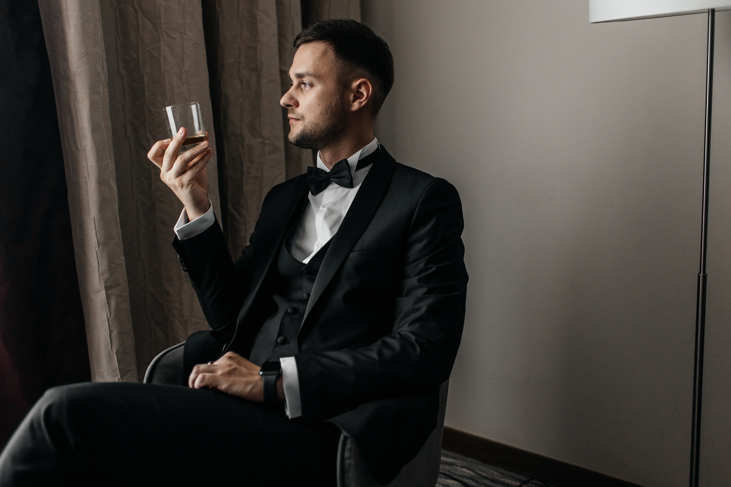 Здравствуйте! Я&nbsp;свадебный фотограф из&nbsp;Ульяновска, работаю в&nbsp;том числе по&nbsp;всей России и&nbsp;с&nbsp;выездом за&nbsp;границу. Снимаю свадьбы, lovestory, корпоративы, светский репортаж. Провожу обучение по&nbsp;фотографии, мастер-классы и&nbsp;воркшопы для других фотографов.