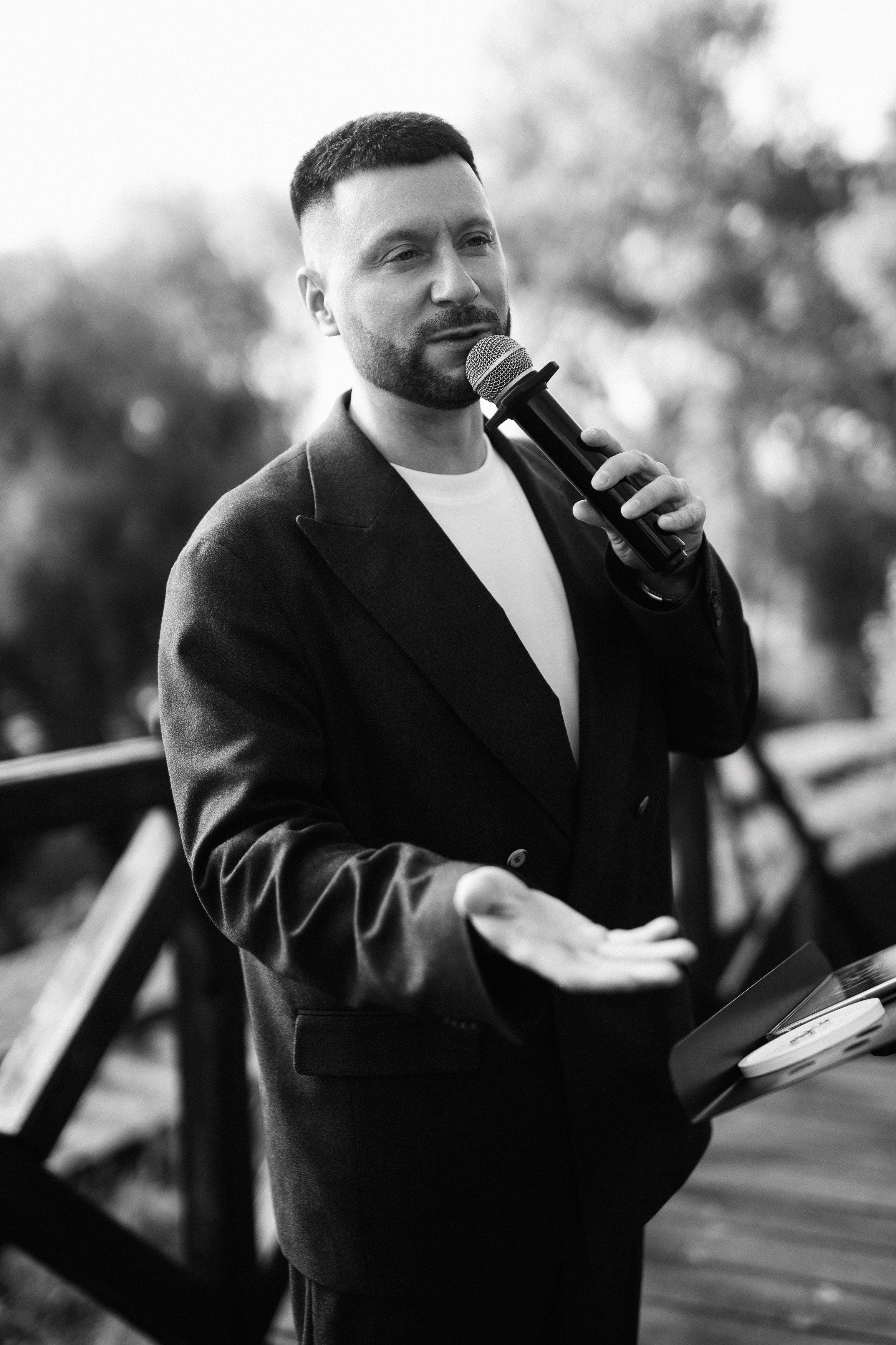 БАНКЕТНЫЙ ЗАЛ ТОРТУГА, ВЕДУЩИЙ АНДРЕЙ ОГНЕВ