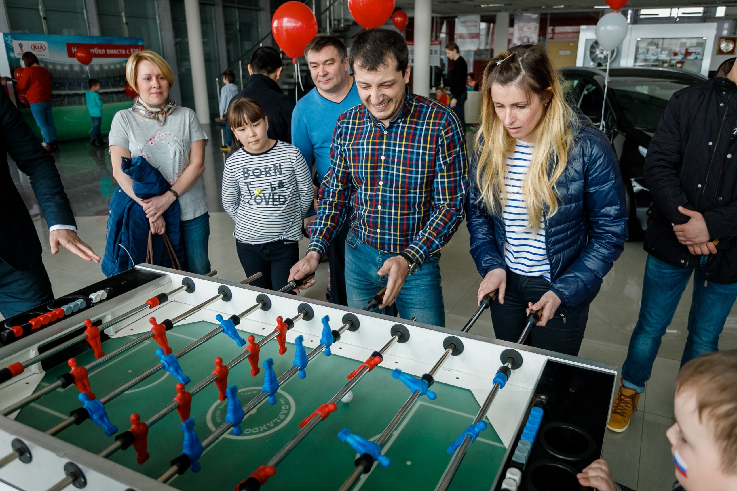 Розыгрыш билетов на ЧМ по футболу FIFA @ Киа Центр. Репортажный фотограф Максим Полянский. Москва, Санкт-Петербург, Красноярск