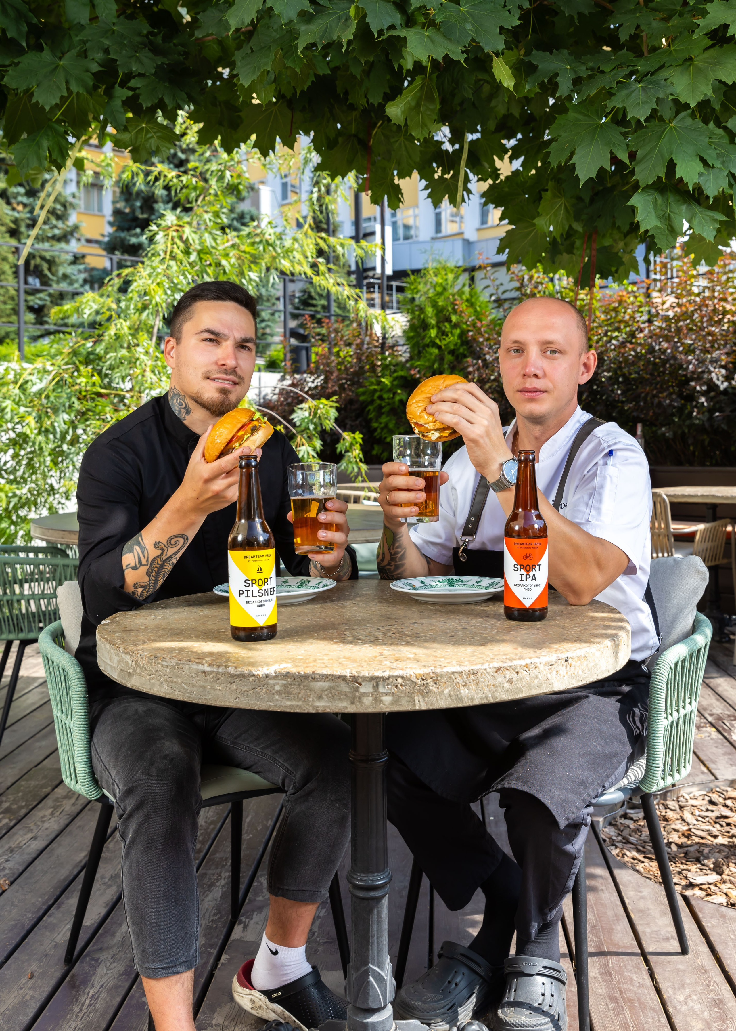 28.07.2025 Нино играет в домино, фото с бургерами. ФОТОГРАФ ВИНОГРАДОВА ДАРЬЯ