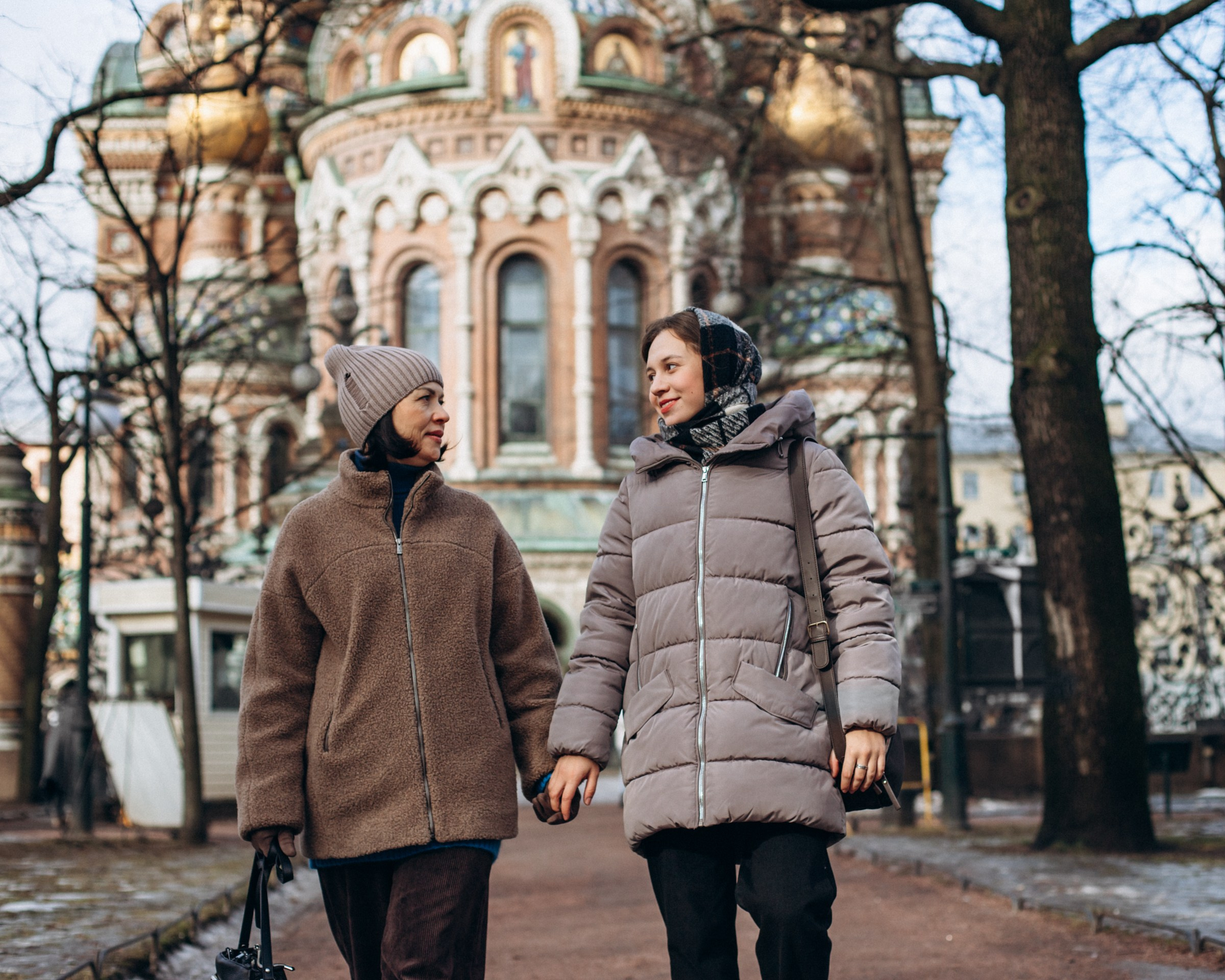 Диана с мамой Лейсан в марте. Фотопрогулка в Петербурге. Индивидуальный и семейный фотограф в Санкт-Петербурге