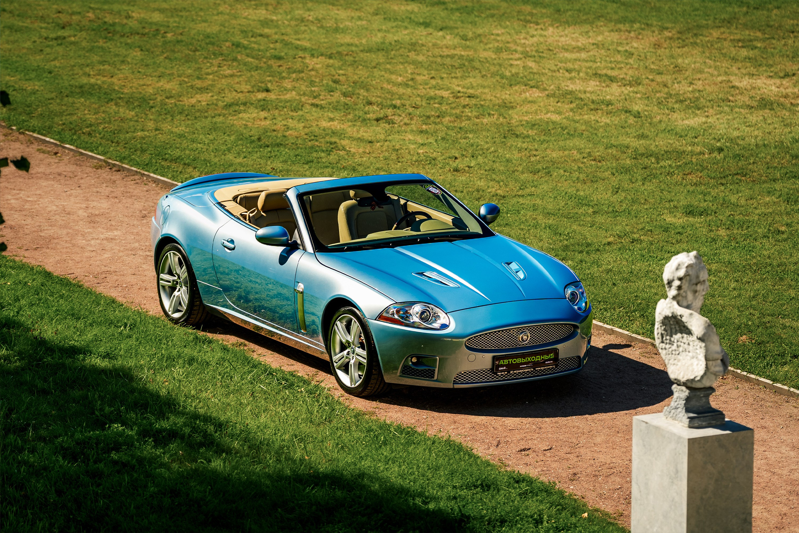 Фотосъёмка Jaguar XKR Cabriolet: кабриолет в парковой локации, общий вид сверху.