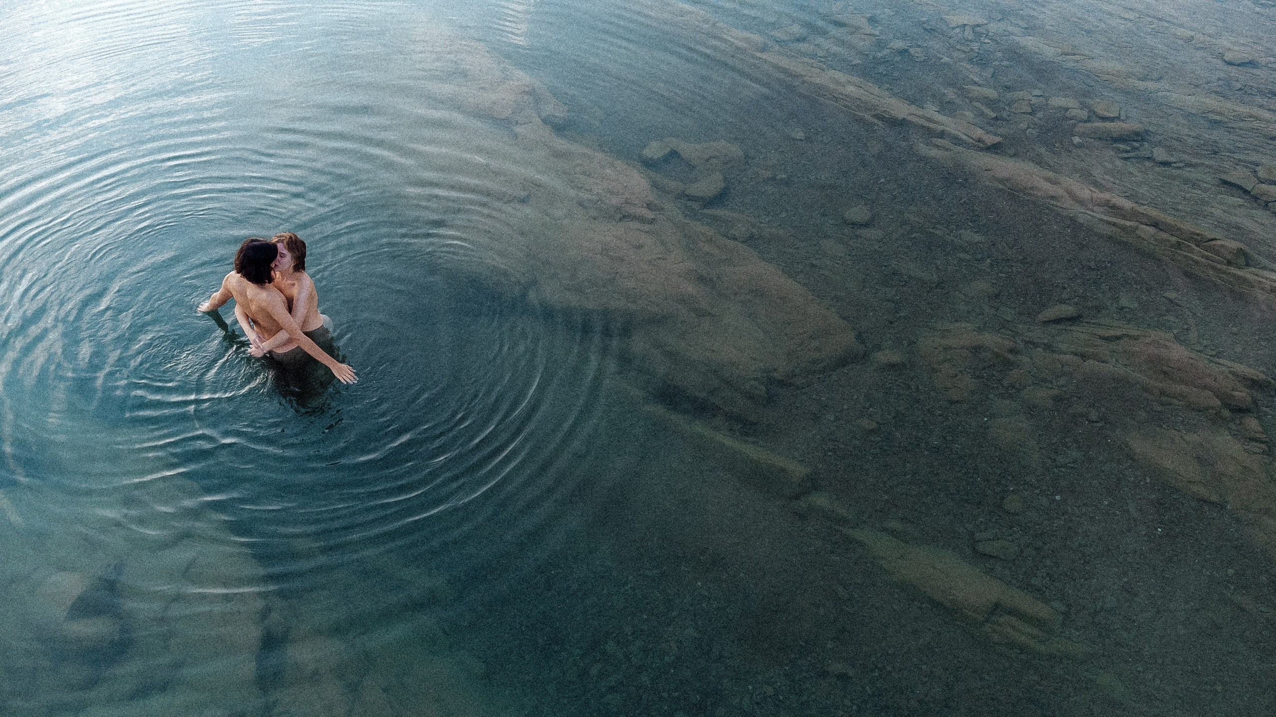 Лавстори парная фотосессия у воды. Свадебный фотограф Грузия Тбилиси