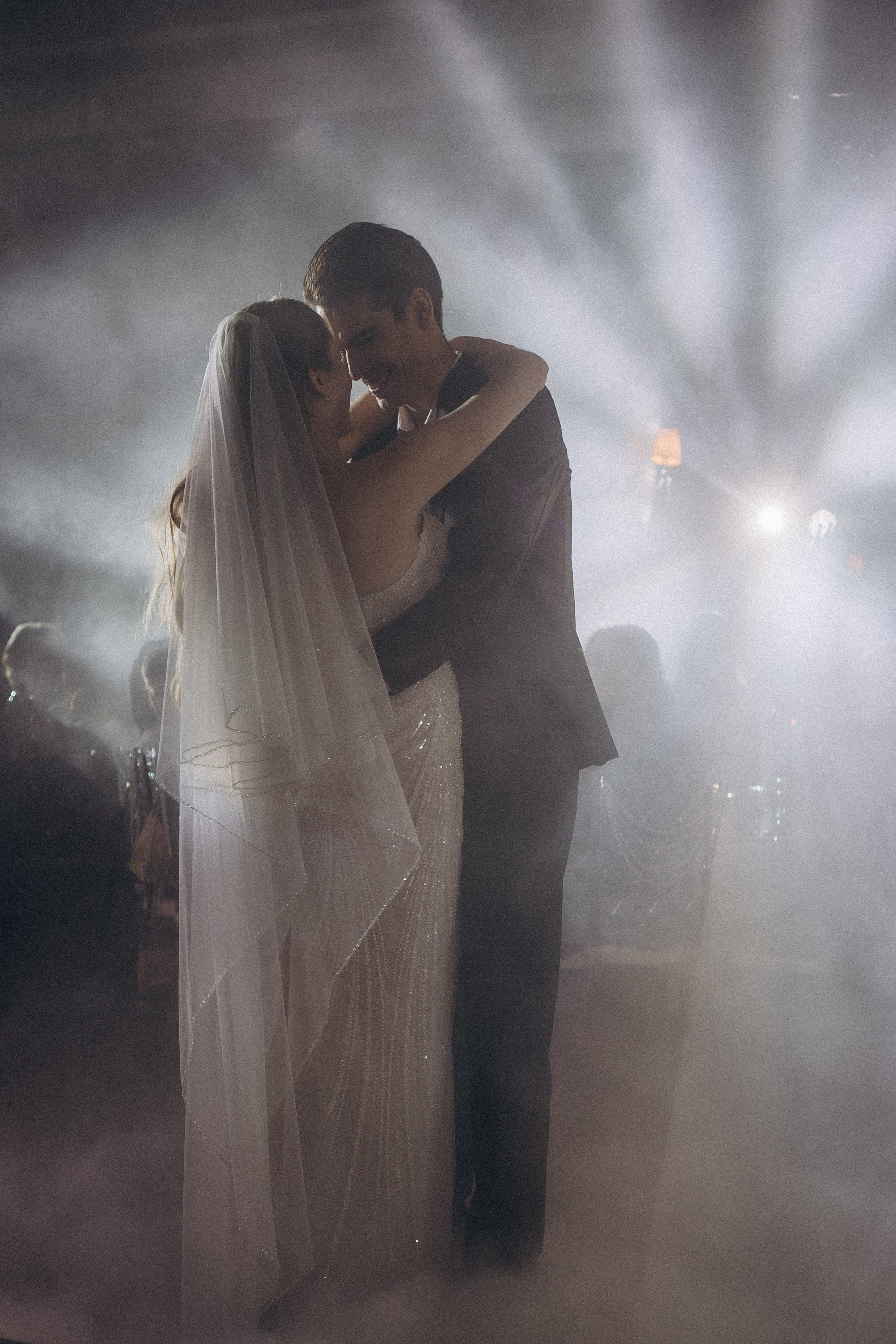 ПЕРВЫЙ ТАНЕЦ МОЛОДЫХ НА БАНКЕТЕ. ТРОГАТЕЛЬНЫЙ МОМЕНТ (СНЯТО В СИБИРЕ В НИЖНЕВАРТОВСКЕ). Профессиональный фотограф, Санкт-Петербург — Виктория Богомолова