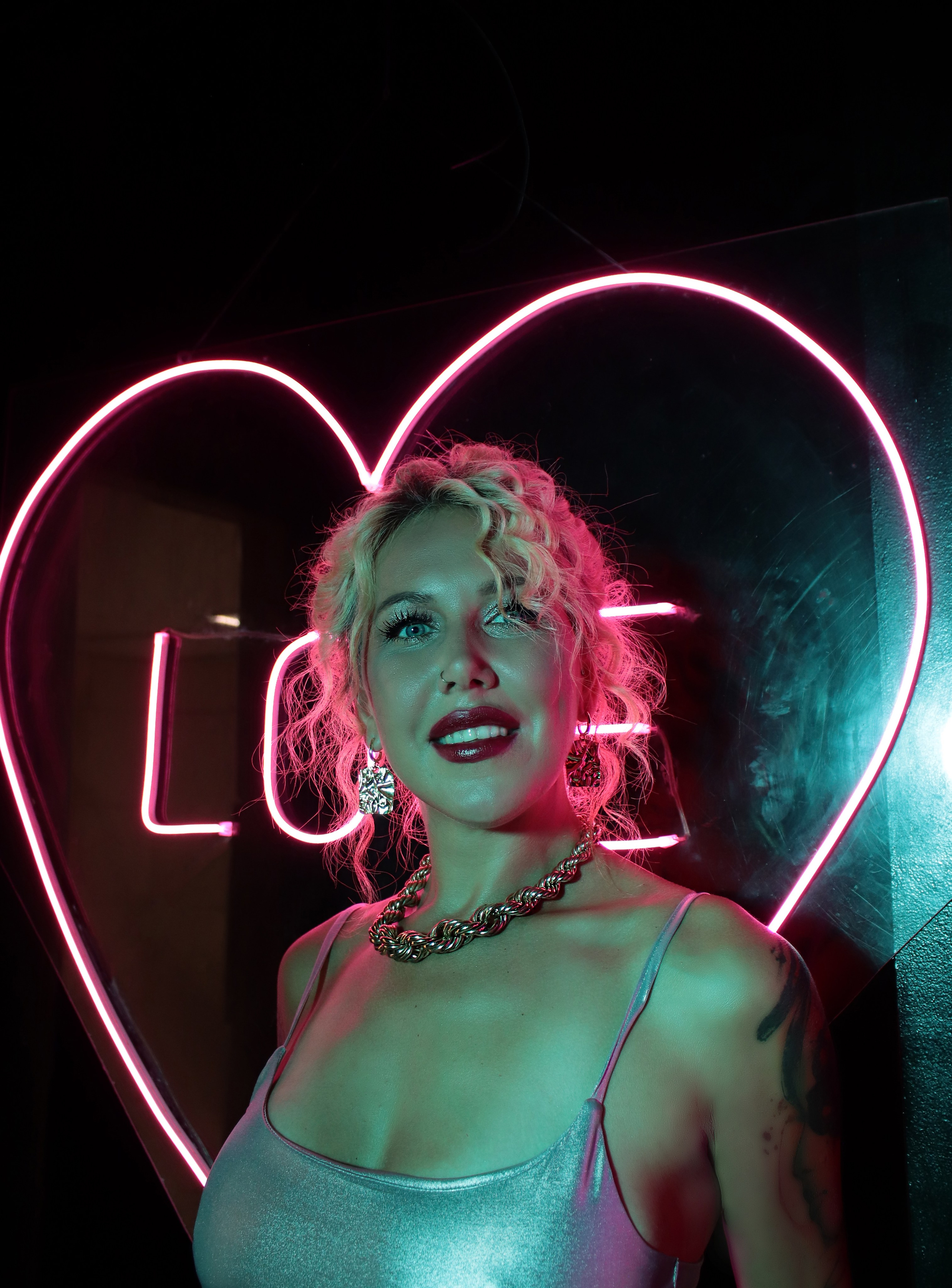 В неоновом свете. Фотограф Химки Анна Татарских