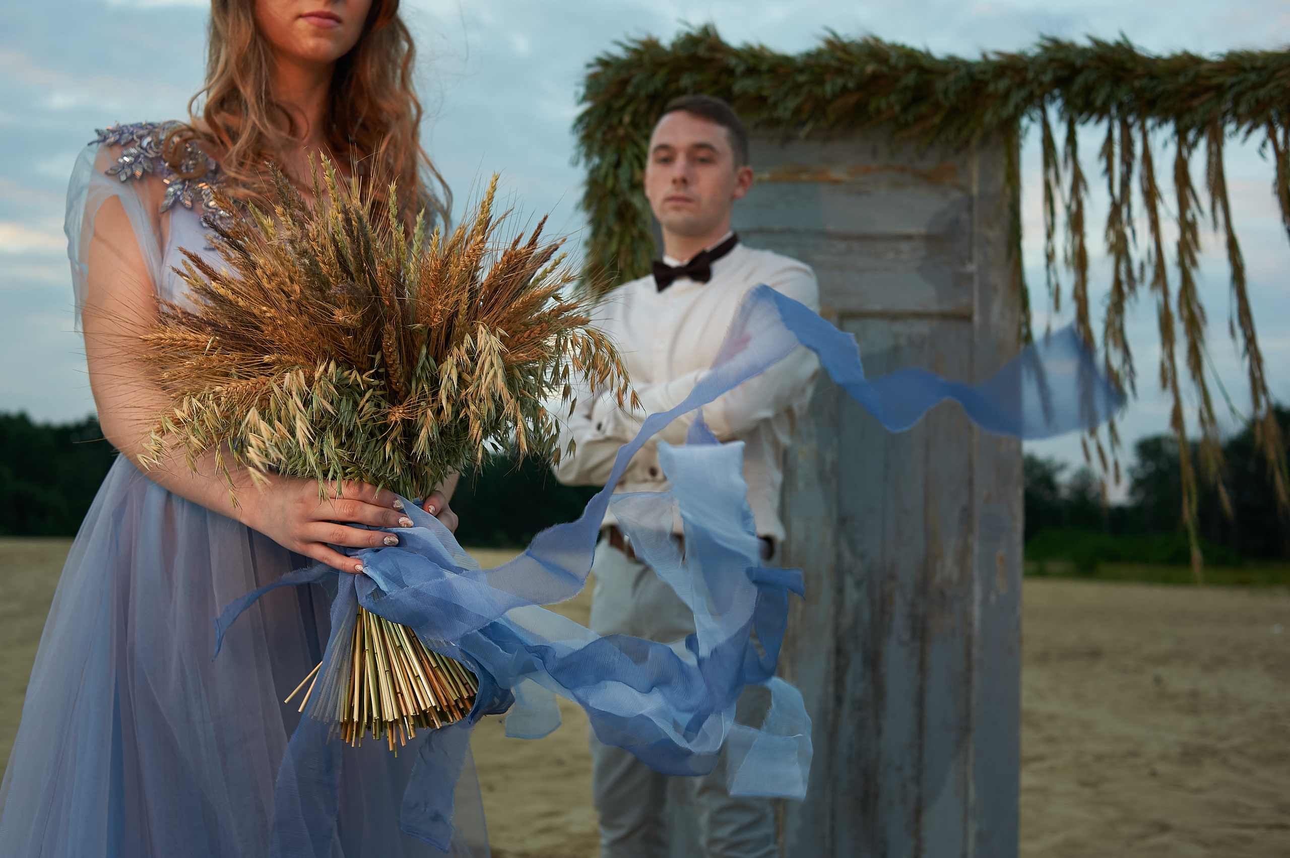 Свадебная фотосессия на рассвете на берегу