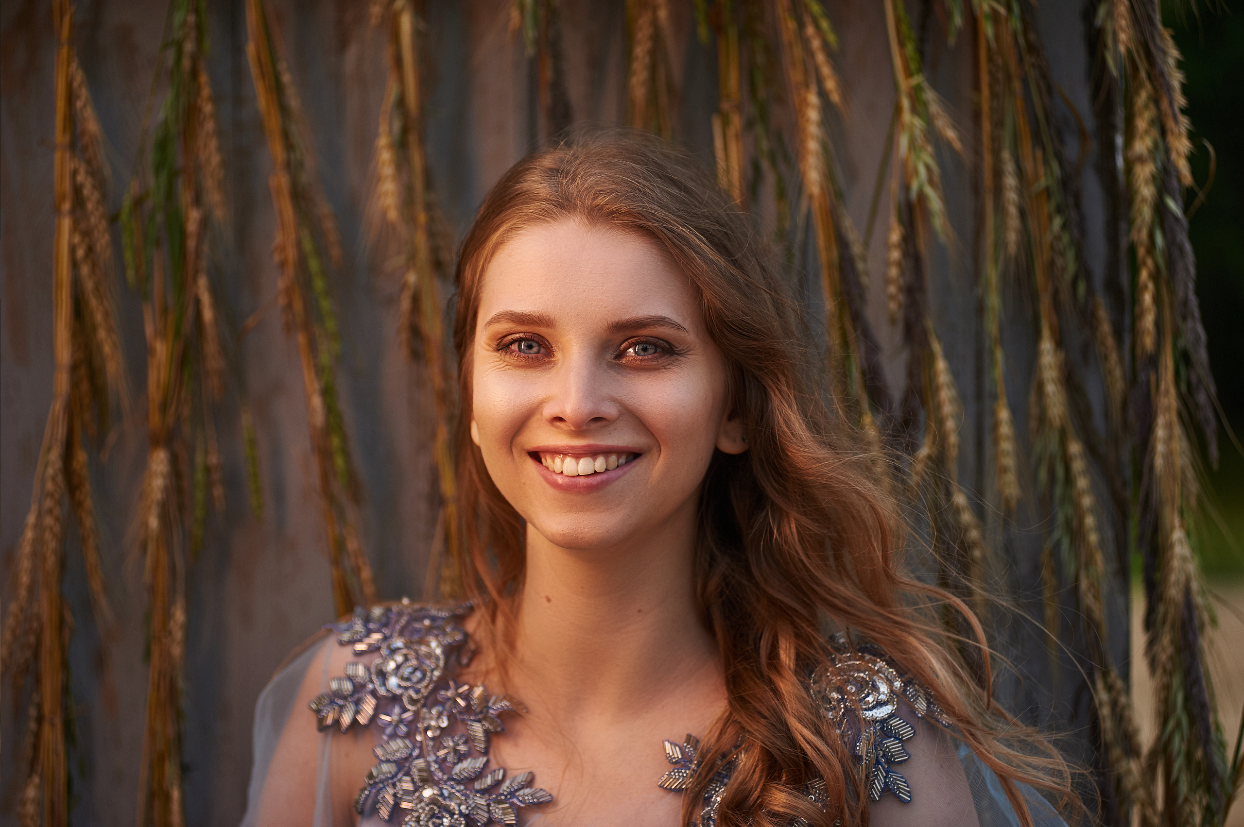 Свадебная фотосессия на рассвете на берегу