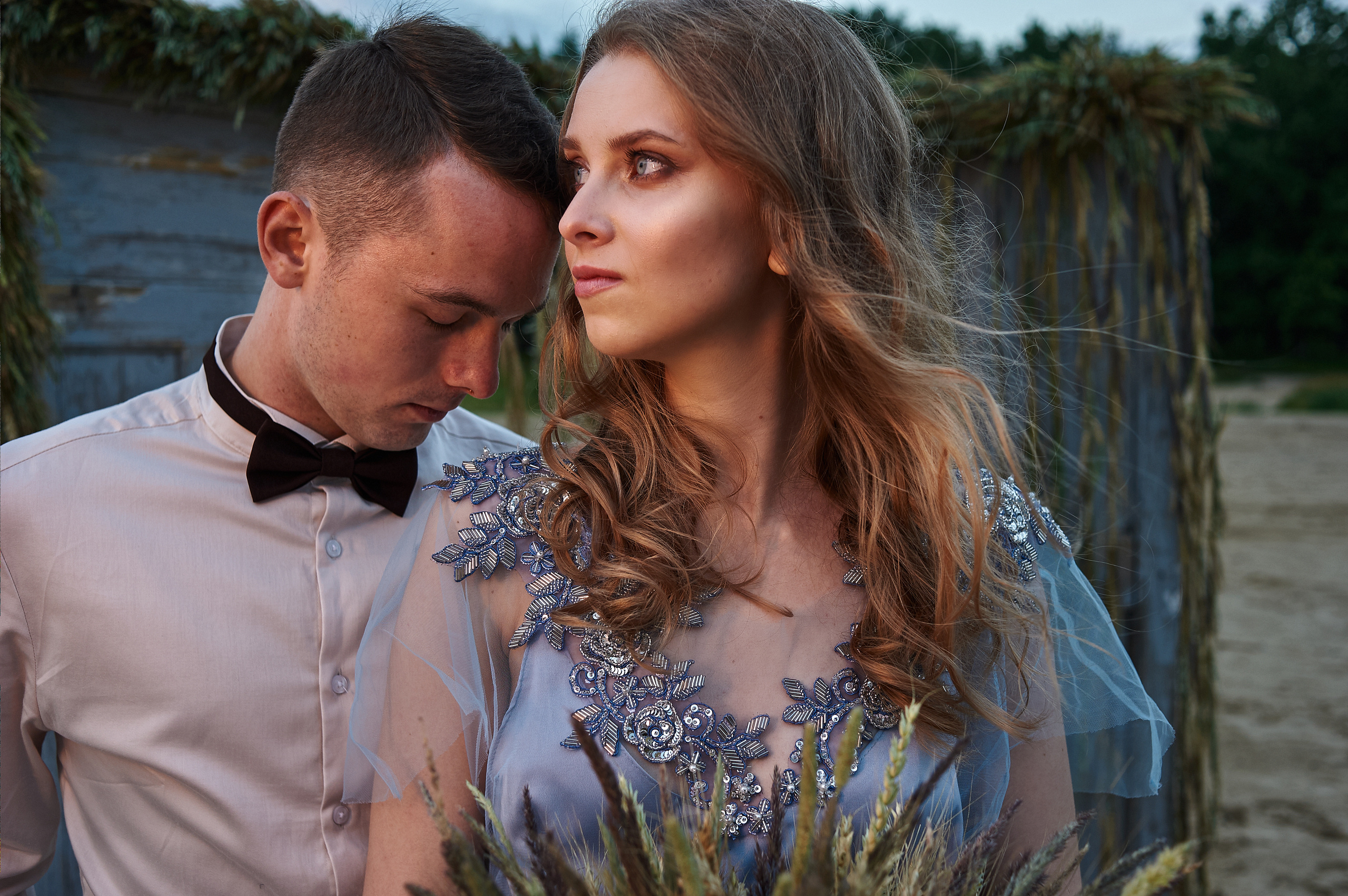 Свадебная фотосессия на рассвете на берегу