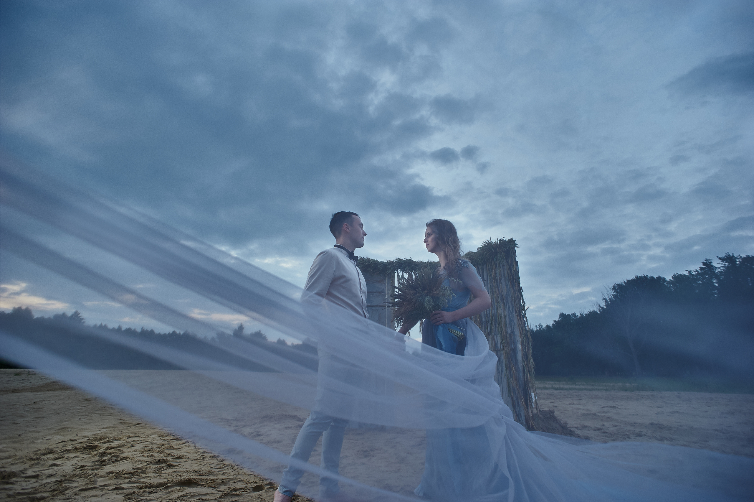 Свадебная фотосессия на рассвете на берегу