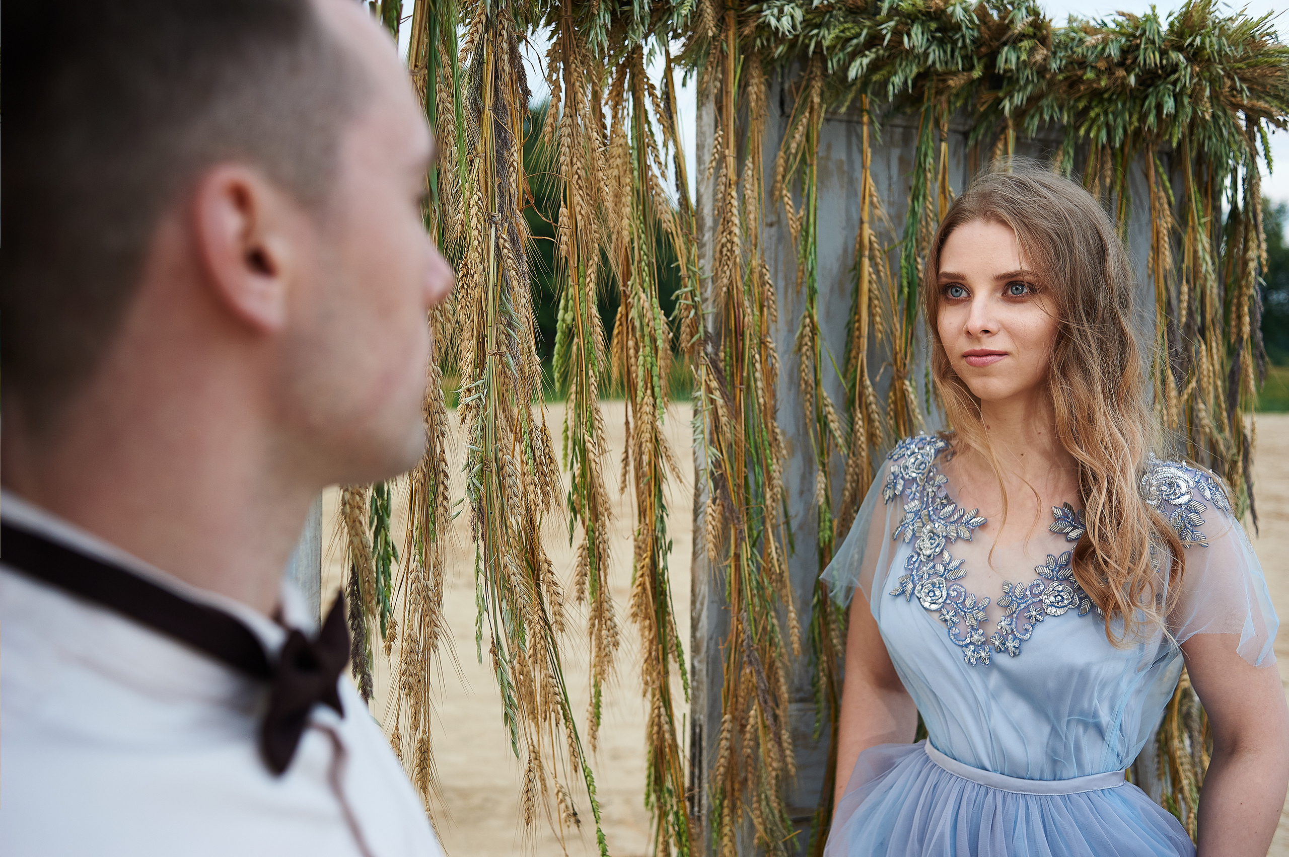 Свадебная фотосессия на рассвете на берегу