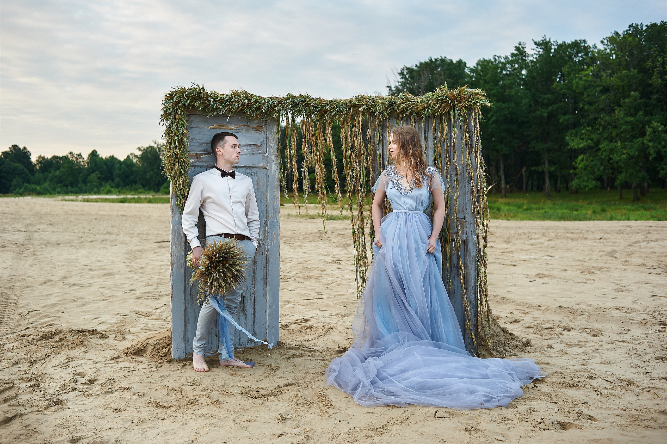 Свадебная фотосессия на рассвете на берегу