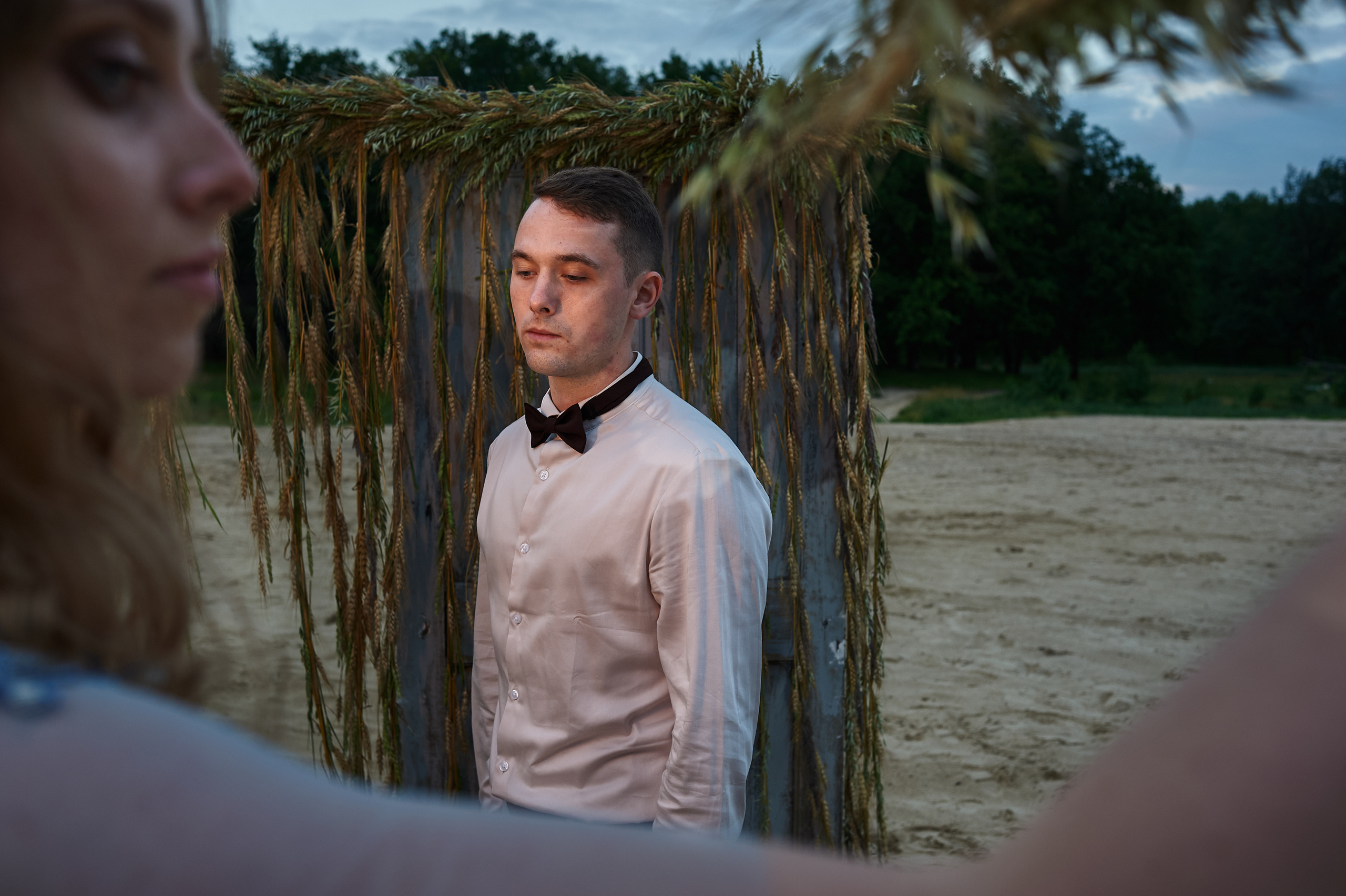 Свадебная фотосессия на рассвете на берегу