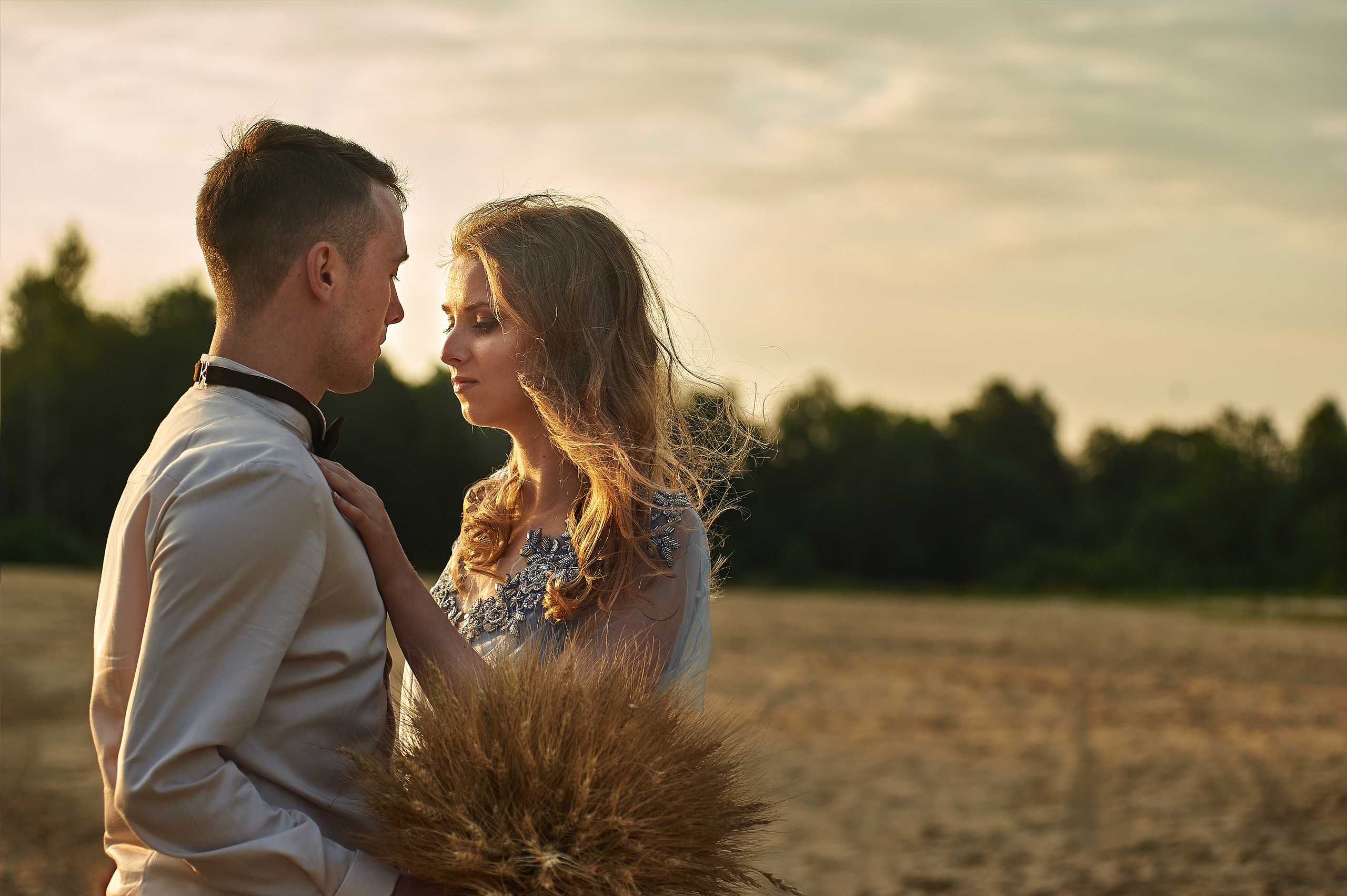 Свадебная фотосессия на рассвете на берегу