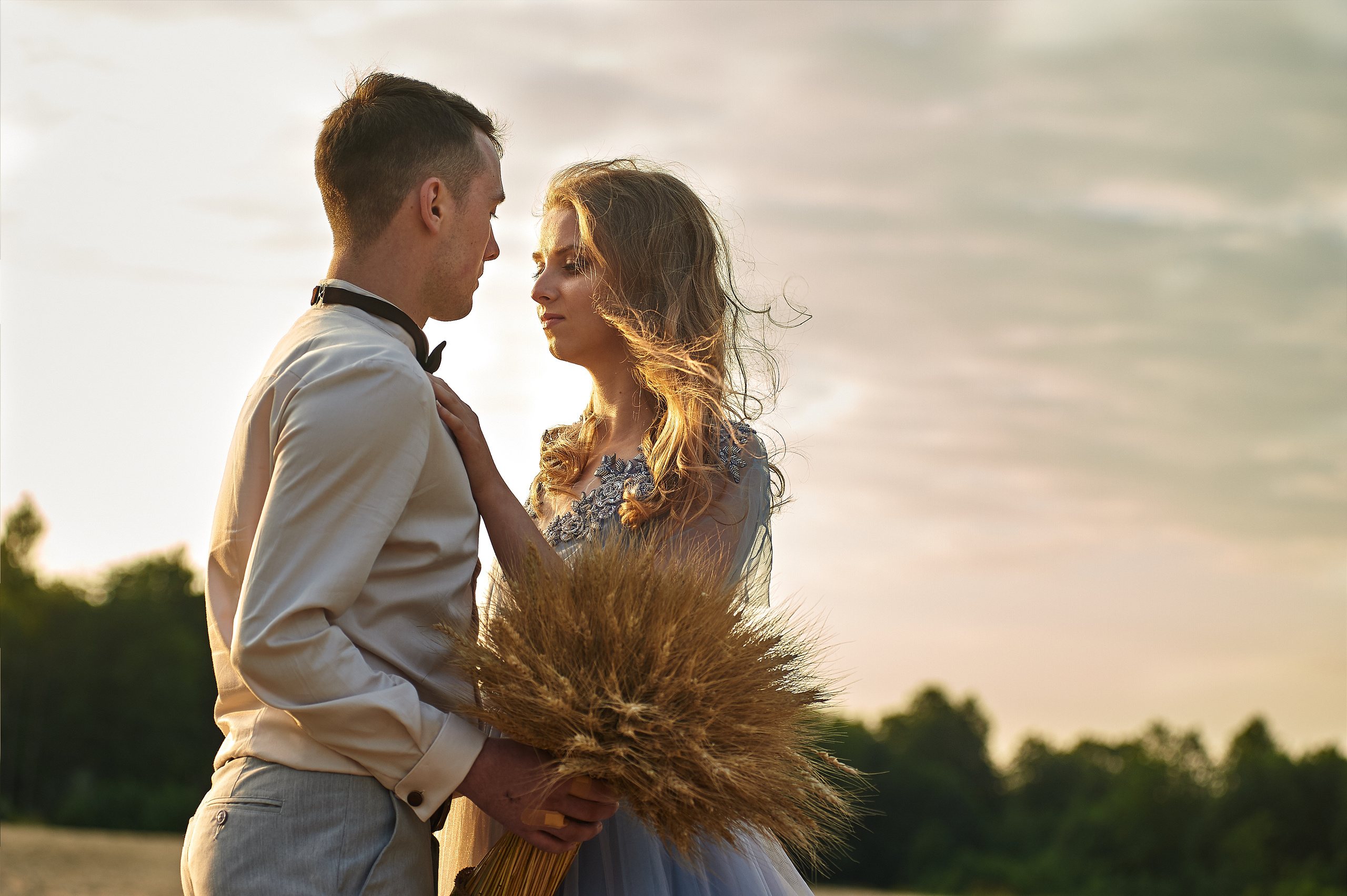 Свадебная фотосессия на рассвете на берегу