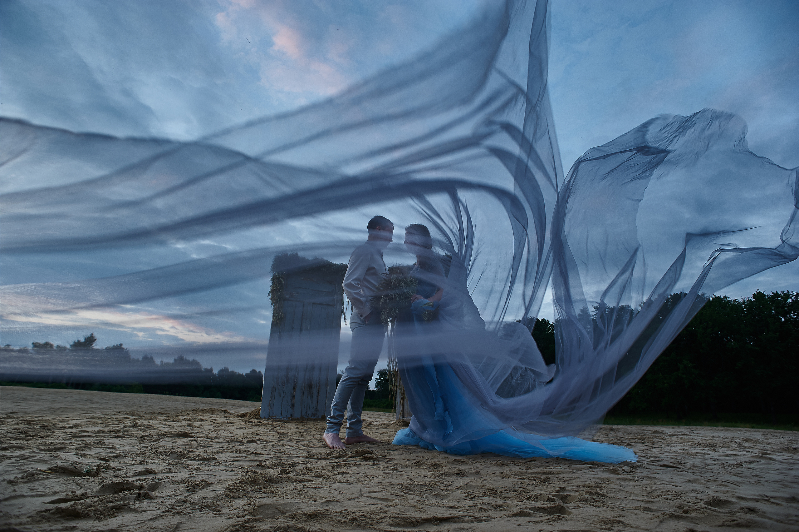 Свадебная фотосессия на рассвете на берегу