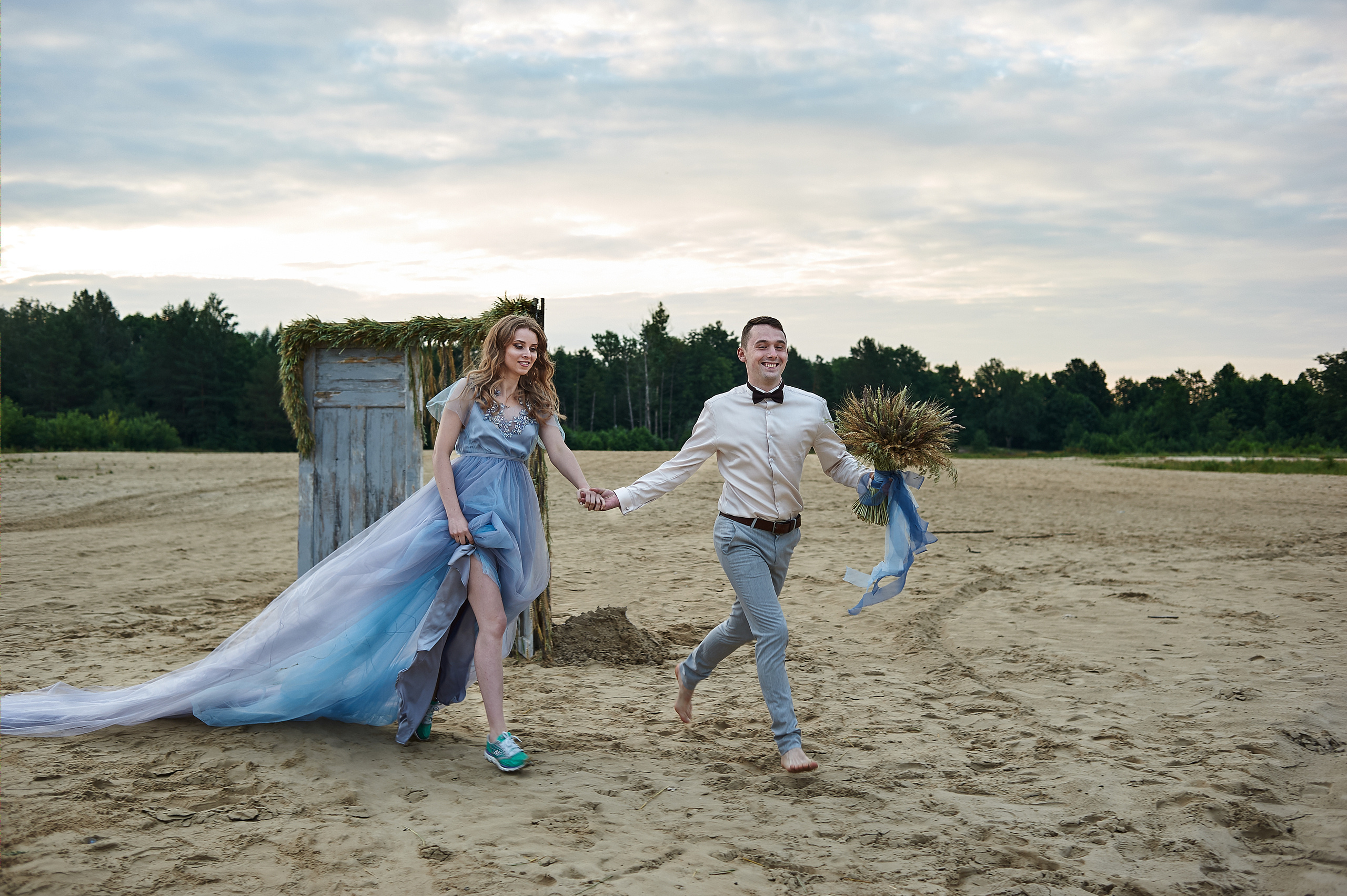 Свадебная фотосессия на рассвете на берегу