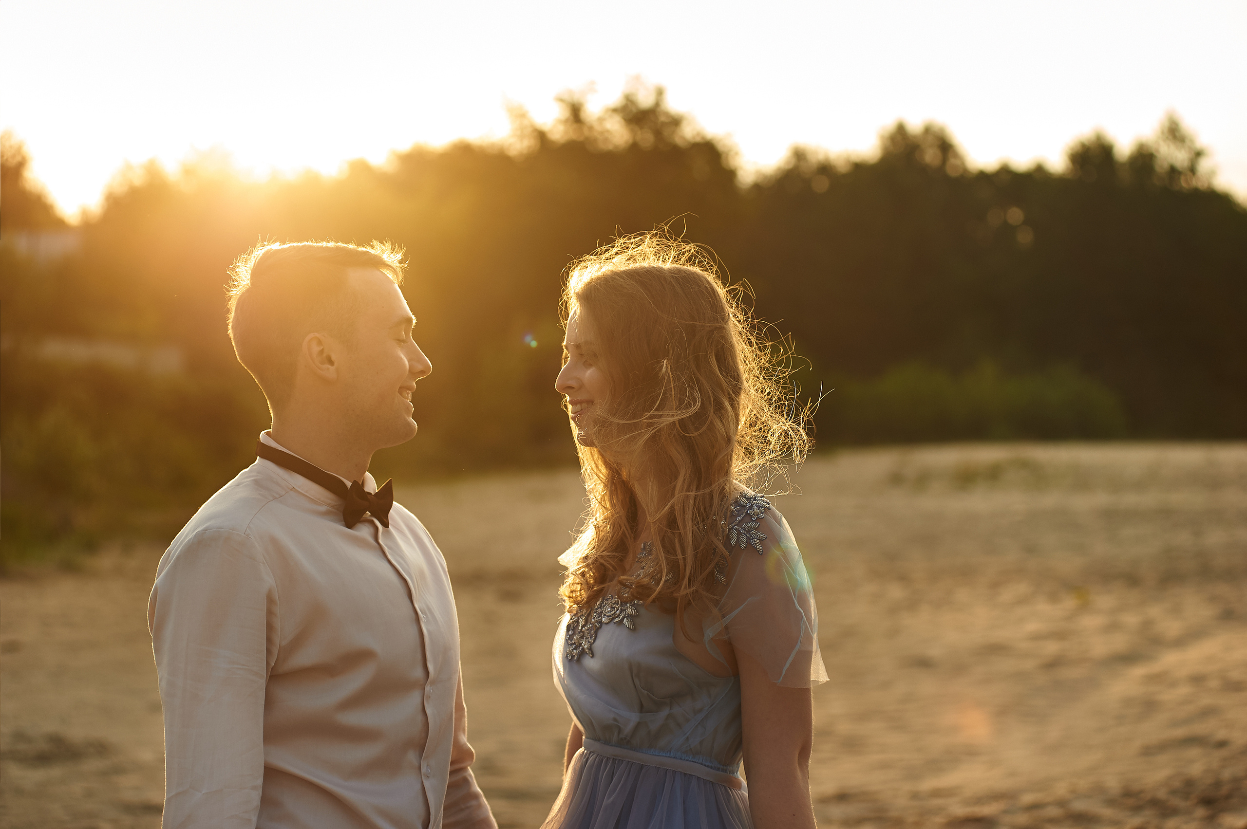 Свадебная фотосессия на рассвете на берегу