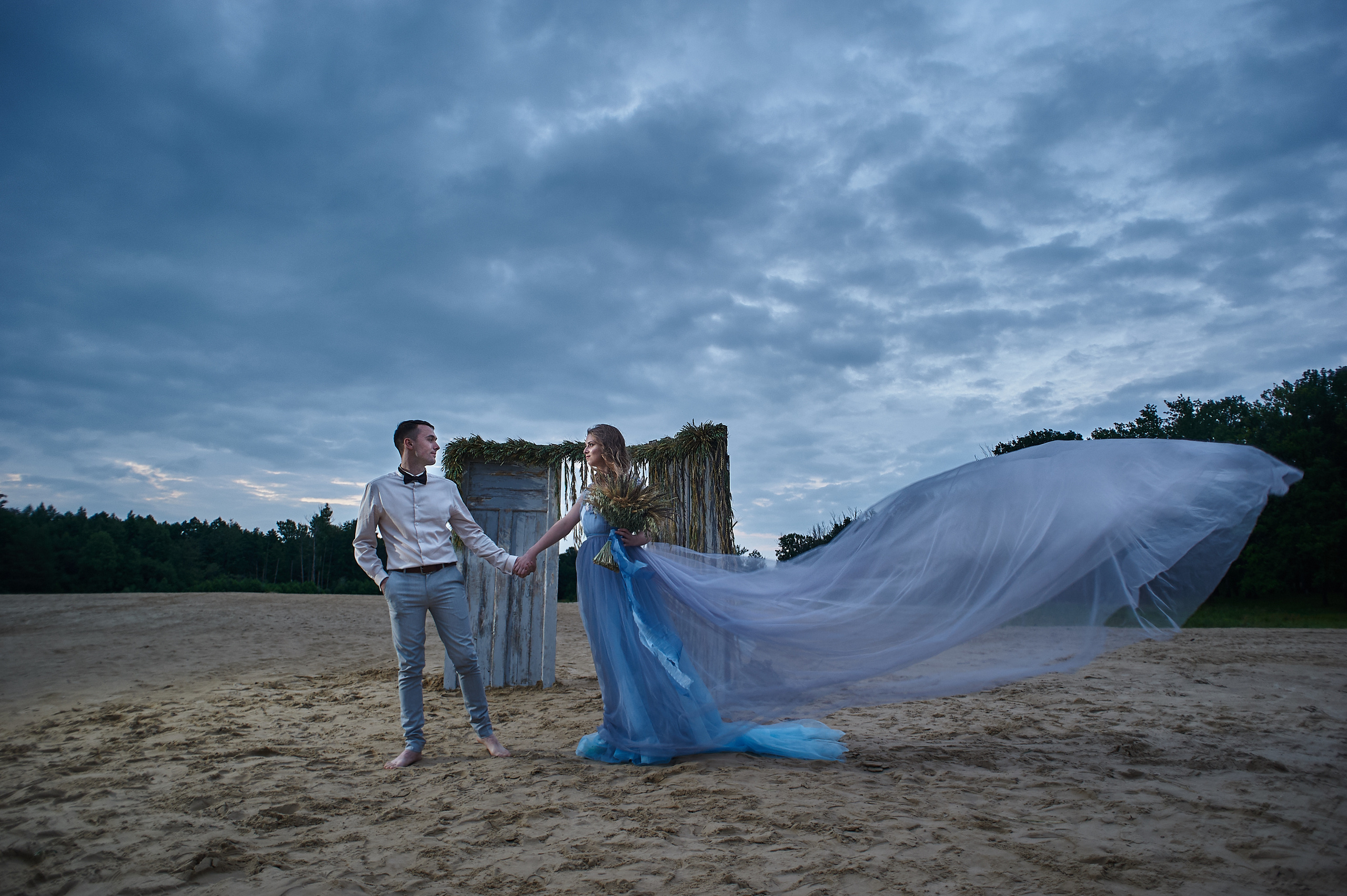 Свадебная фотосессия на рассвете на берегу