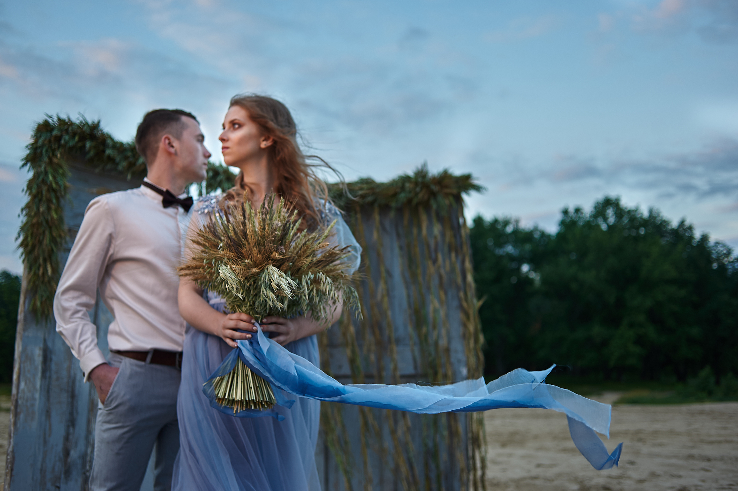 Свадебная фотосессия на рассвете на берегу